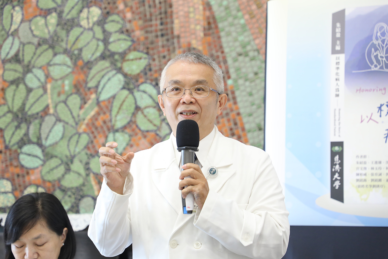 最早曾擔心志工可能無法勝任標準化病人的高聖博醫師，一路走來，他深刻感受到「當年若不是由志工參與，就不會有現在的成功」。