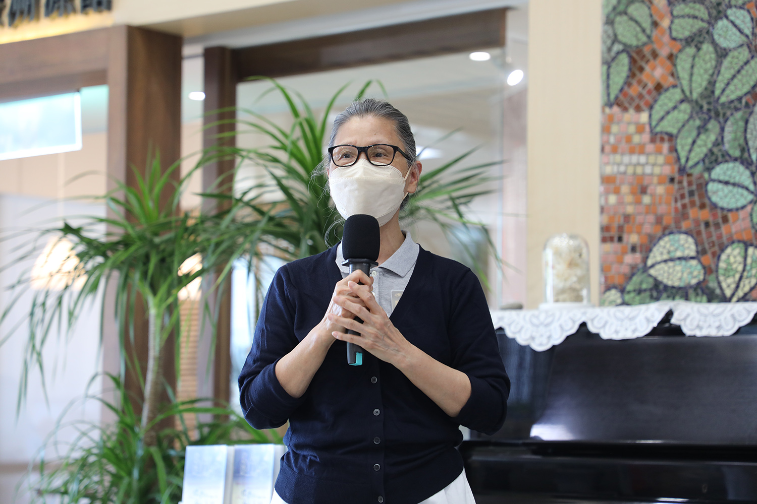 首梯即參與標準化病人的常住志工楊芳嬌，現今仍承擔聯繫窗口。