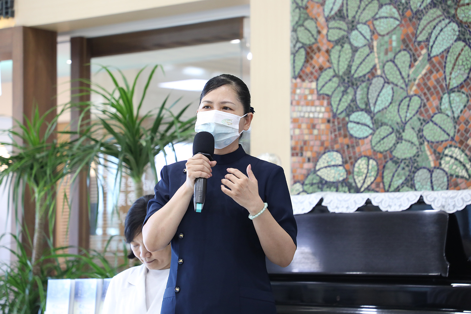 標準化病人志工沈思彤認為投入標準化病人至今，收穫最多的是她自己，最大的希望就是每個學生在臨床上都能發揮良能，好好照護病人。