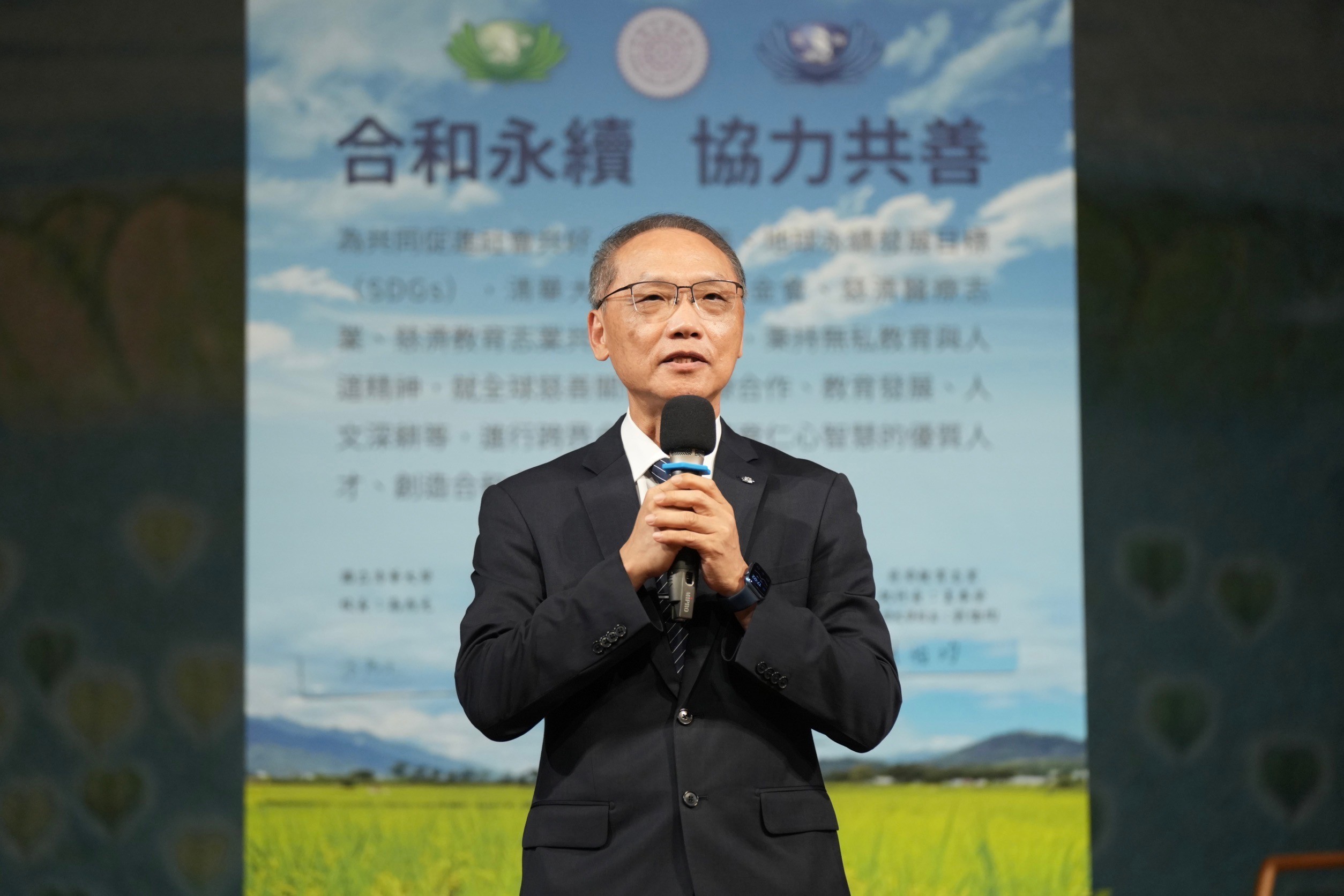 慈濟慈善事業基金會執行長顏博文是清華校友，本身也是科技人，在半導體業服務30多年。