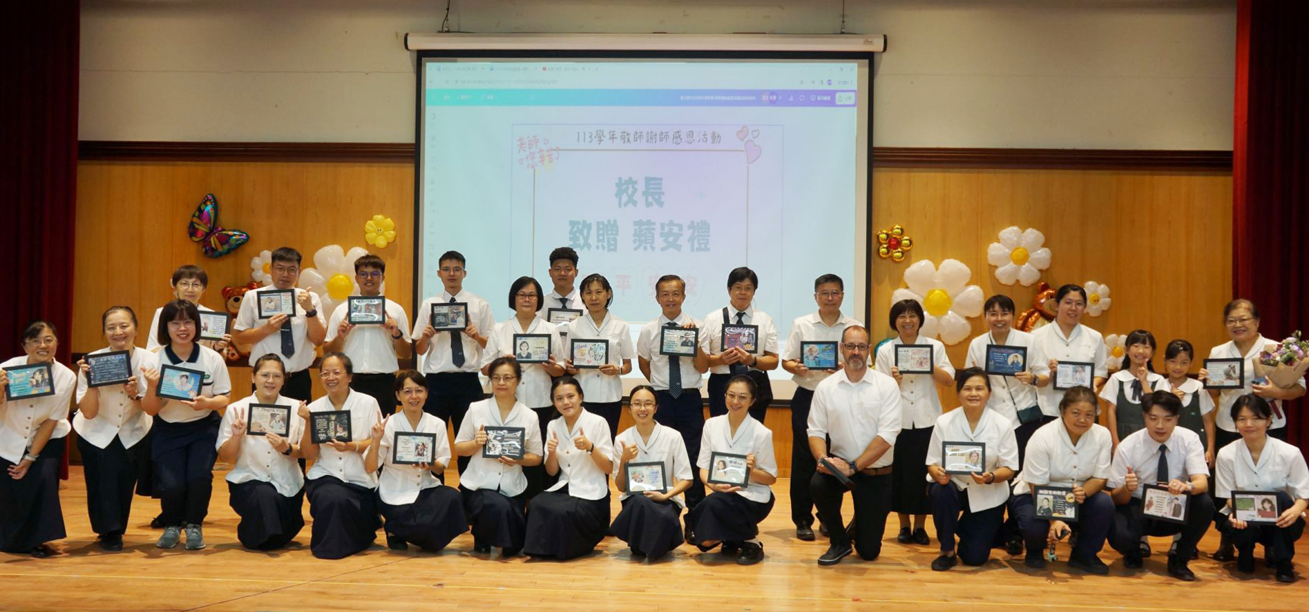 學生利用Ai科技軟體，設計出獨一無二且別具一格的教師節賀卡獻給老師。