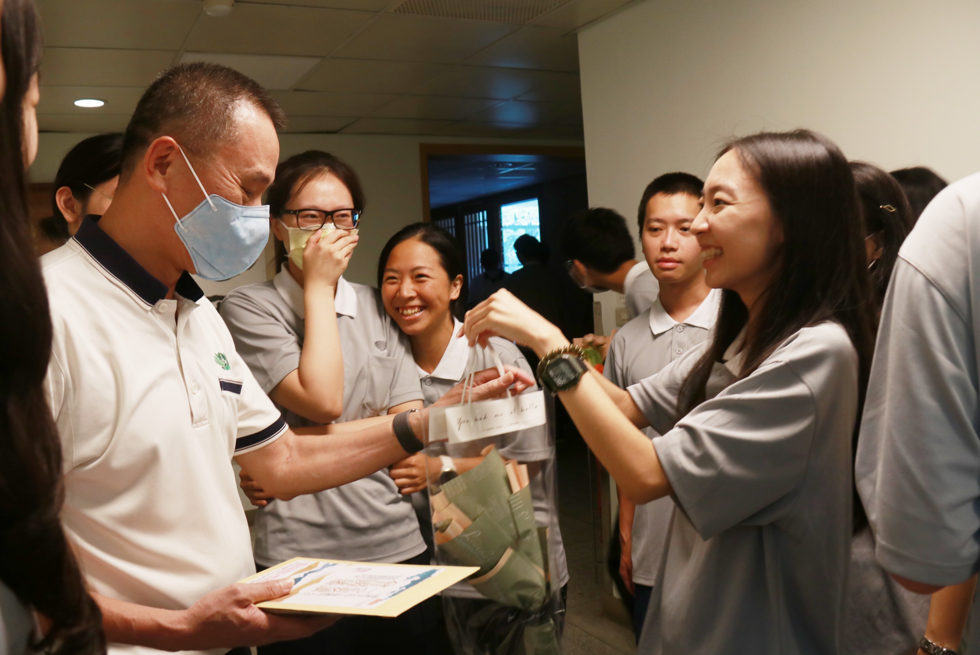 曾國藩主任榮獲113年師鐸獎，同學們親自送花和卡片給曾教授，感謝曾教授的教導