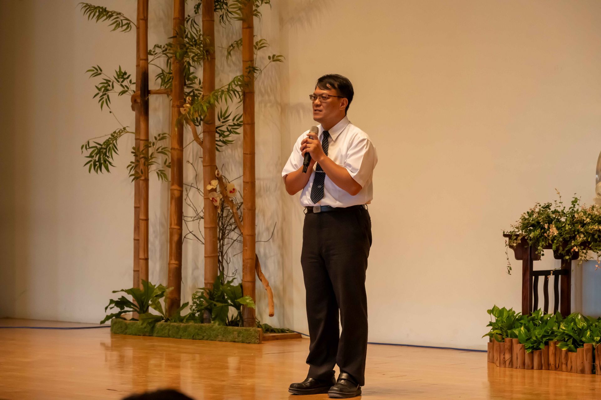 陳泓緻老師以五月天「倔強」這首歌，鼓勵學生改變自己勇往直前，堅持到底。