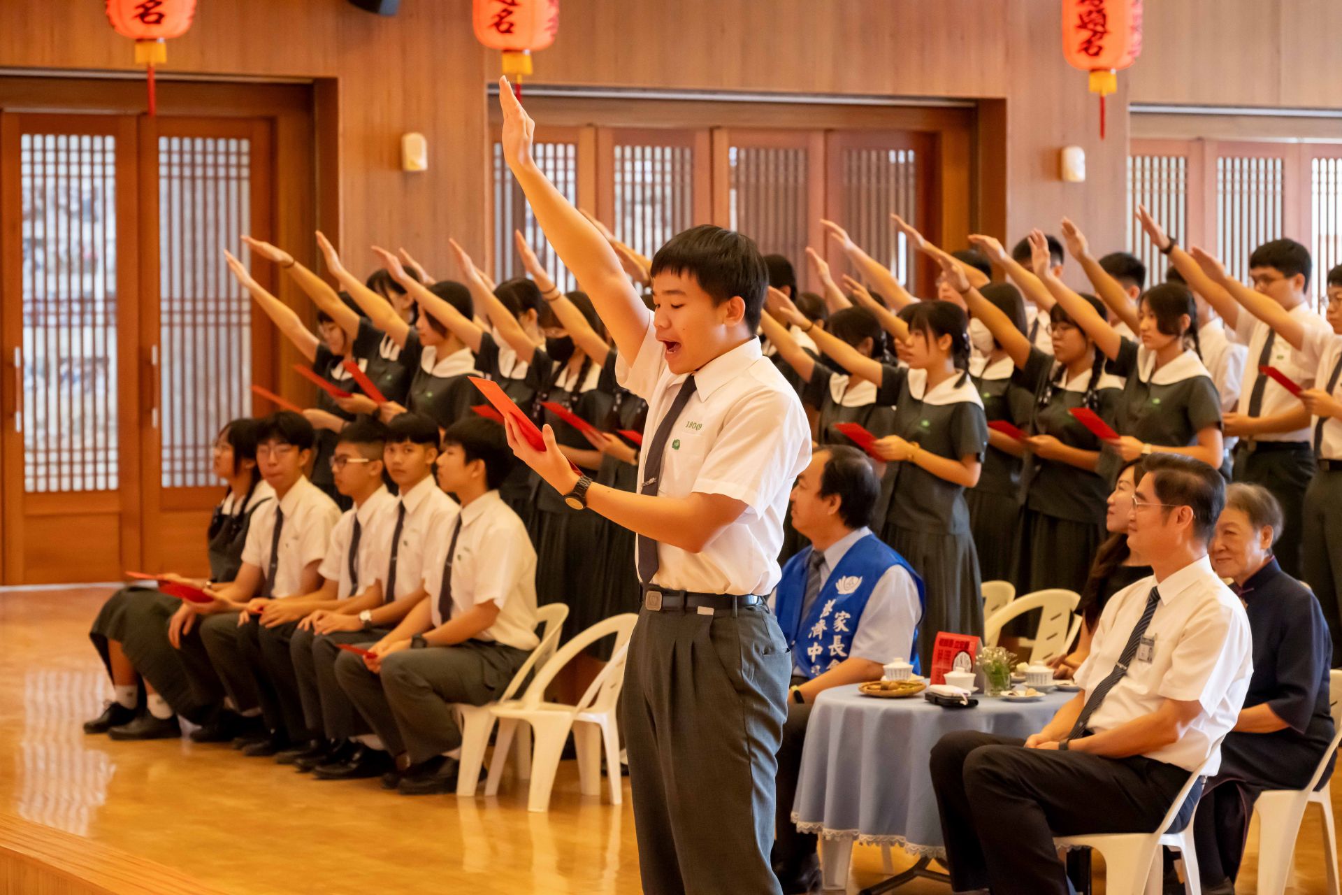 宣誓代表帶領班上同學大聲喊出誓願，祈願聲聲上達天聽。