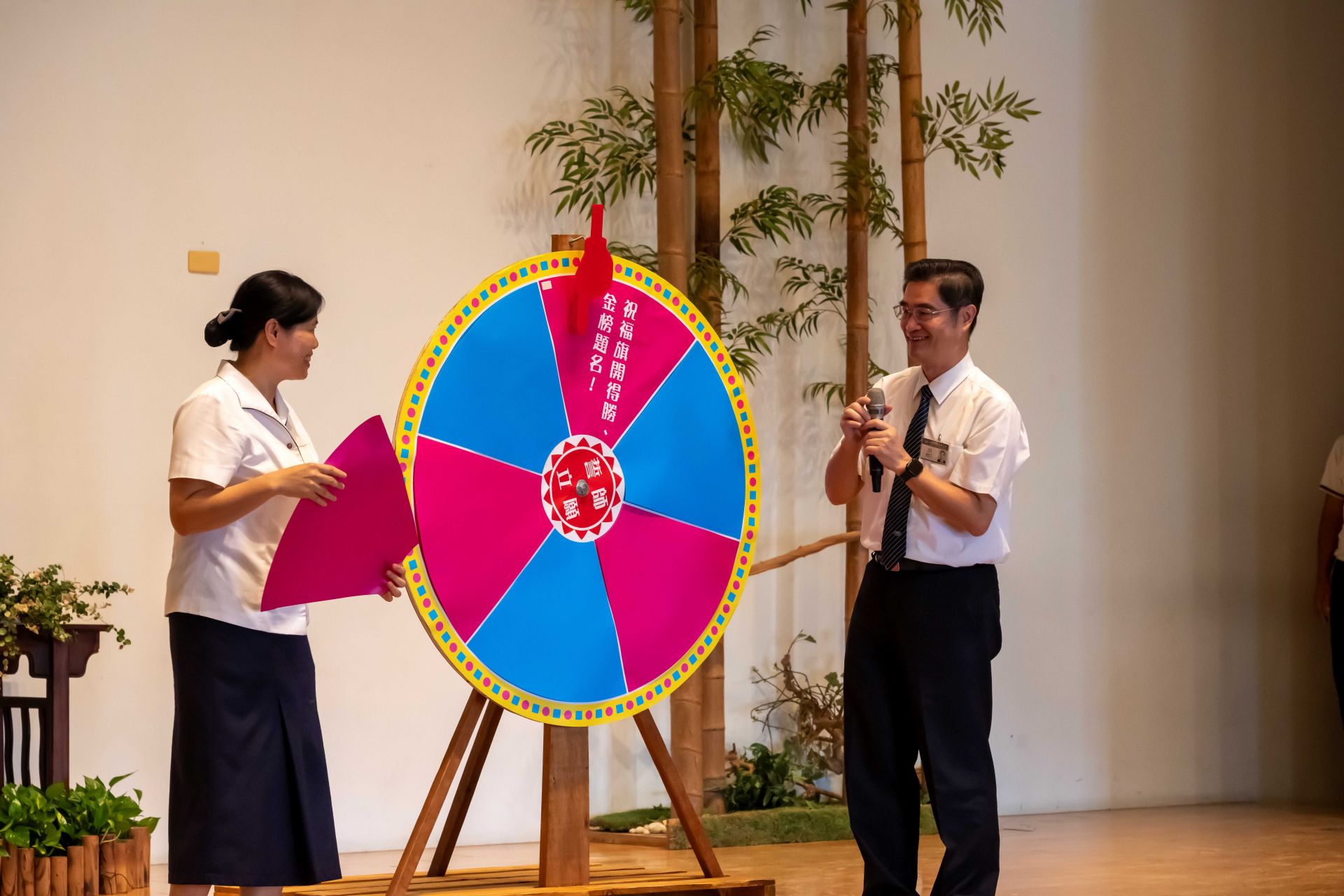 勝利之輪轉出「旗開得勝、金榜題名」的勝利金句，送給全體高三同學。
