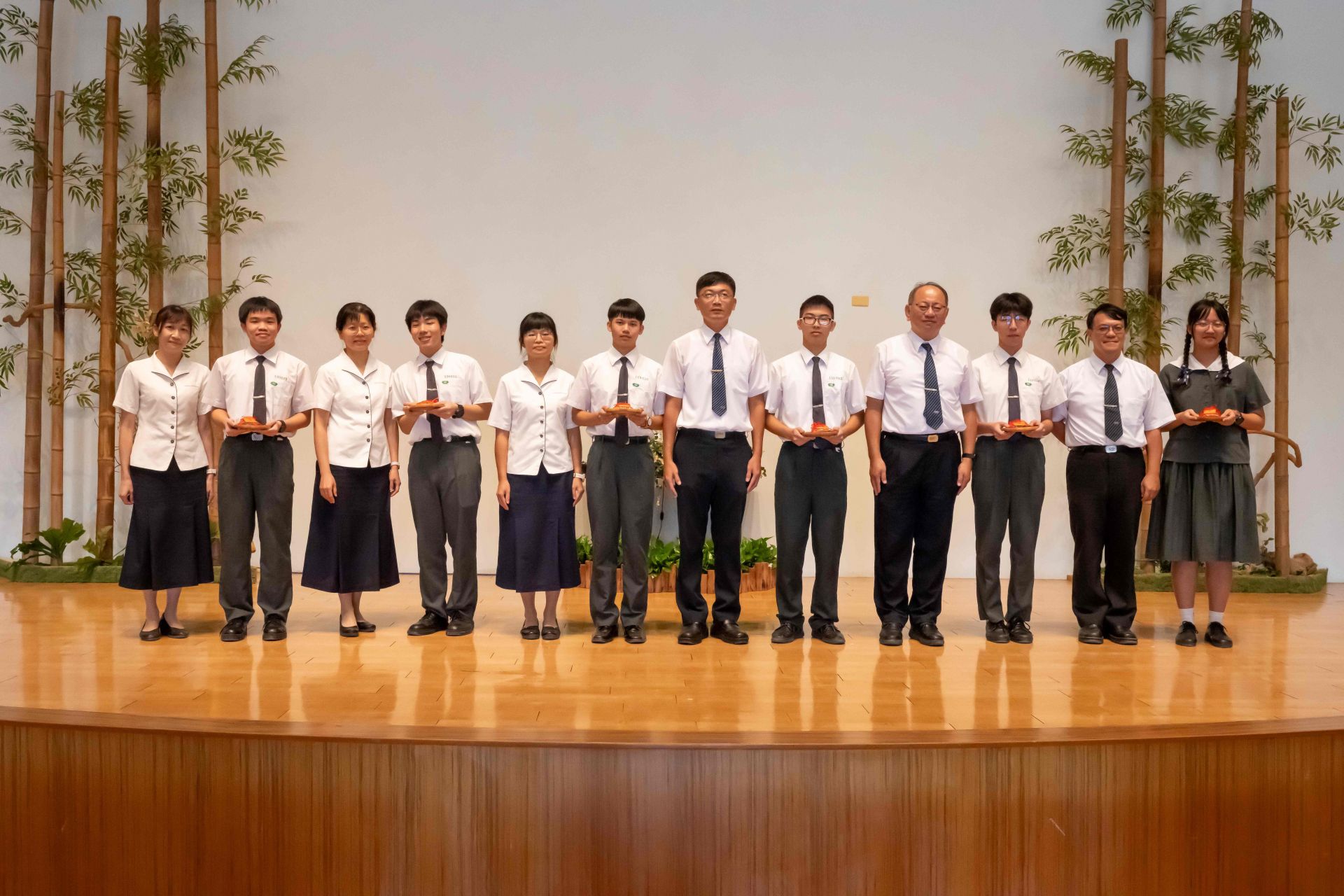 師生互禮，各班導師和代表合影留念。