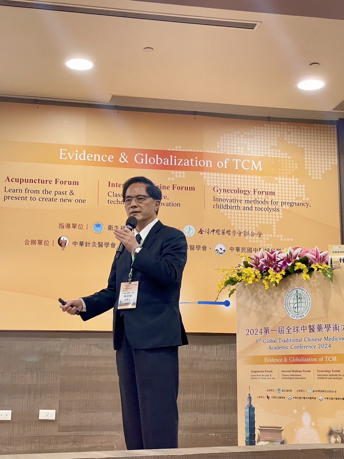 何宗融副院長細說花蓮慈院中西醫合療研發團隊，秉持科學實證，開啟以邁向無病健康中西醫研發因緣及淨斯本草系列成果。