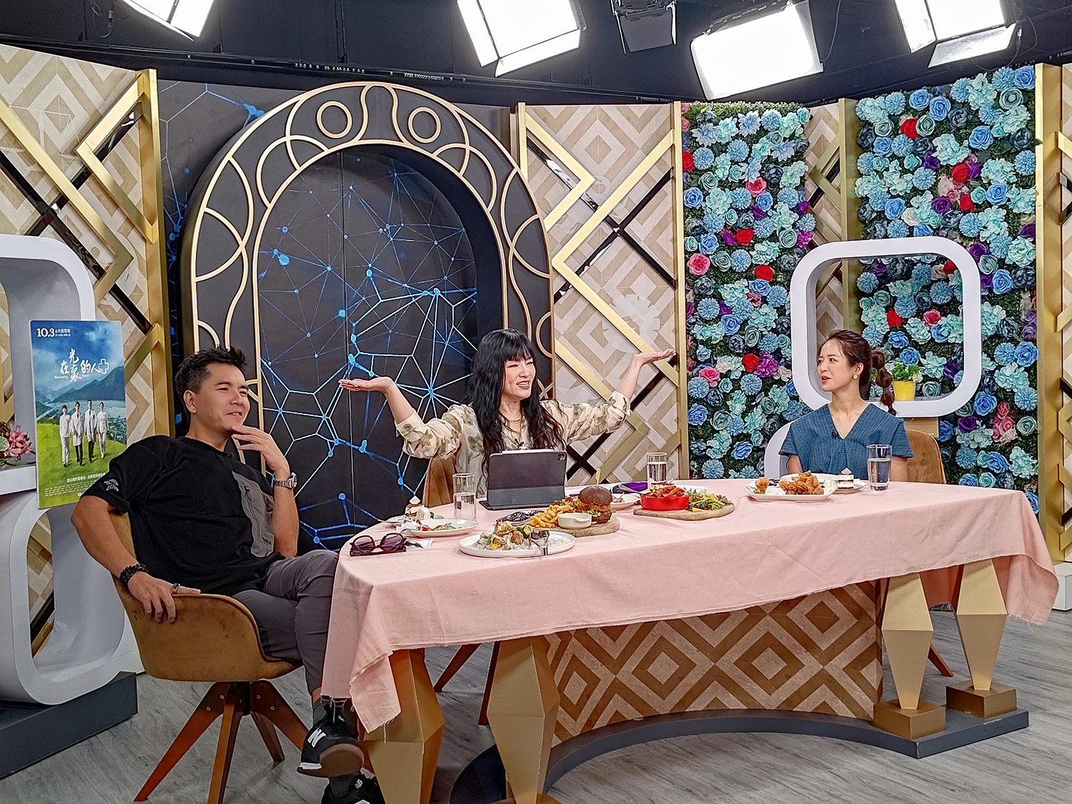 王傳一跟臧芮萱在YahooTV的「唐綺陽談星室」宣傳大愛劇《在光裏的人》，邊吃蔬食邊聊。