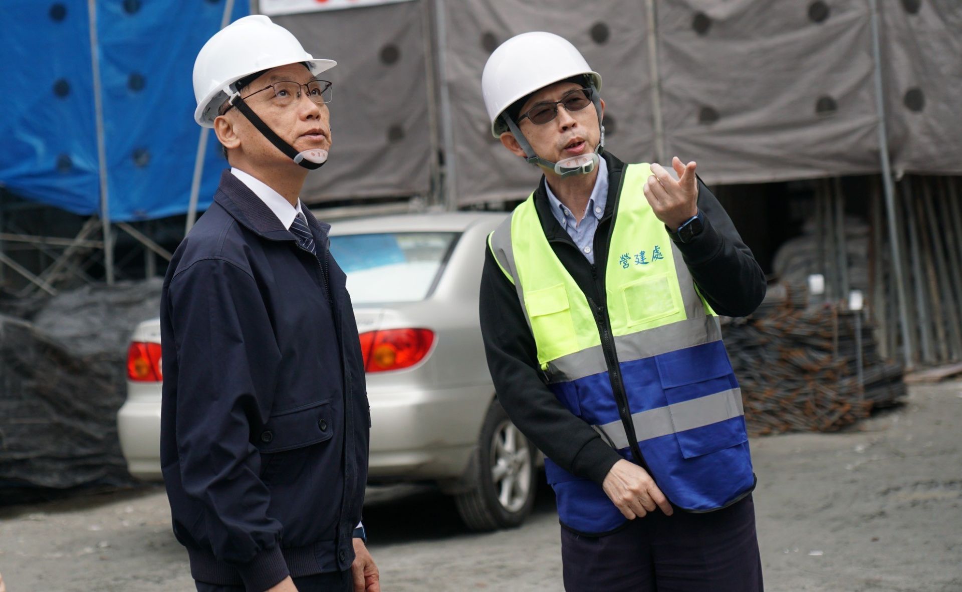 慈濟慈善事業基金會執行長顏博文2025年4月2日前往花蓮慈濟大愛屋工地視察進度，營建處張正助主任說明。