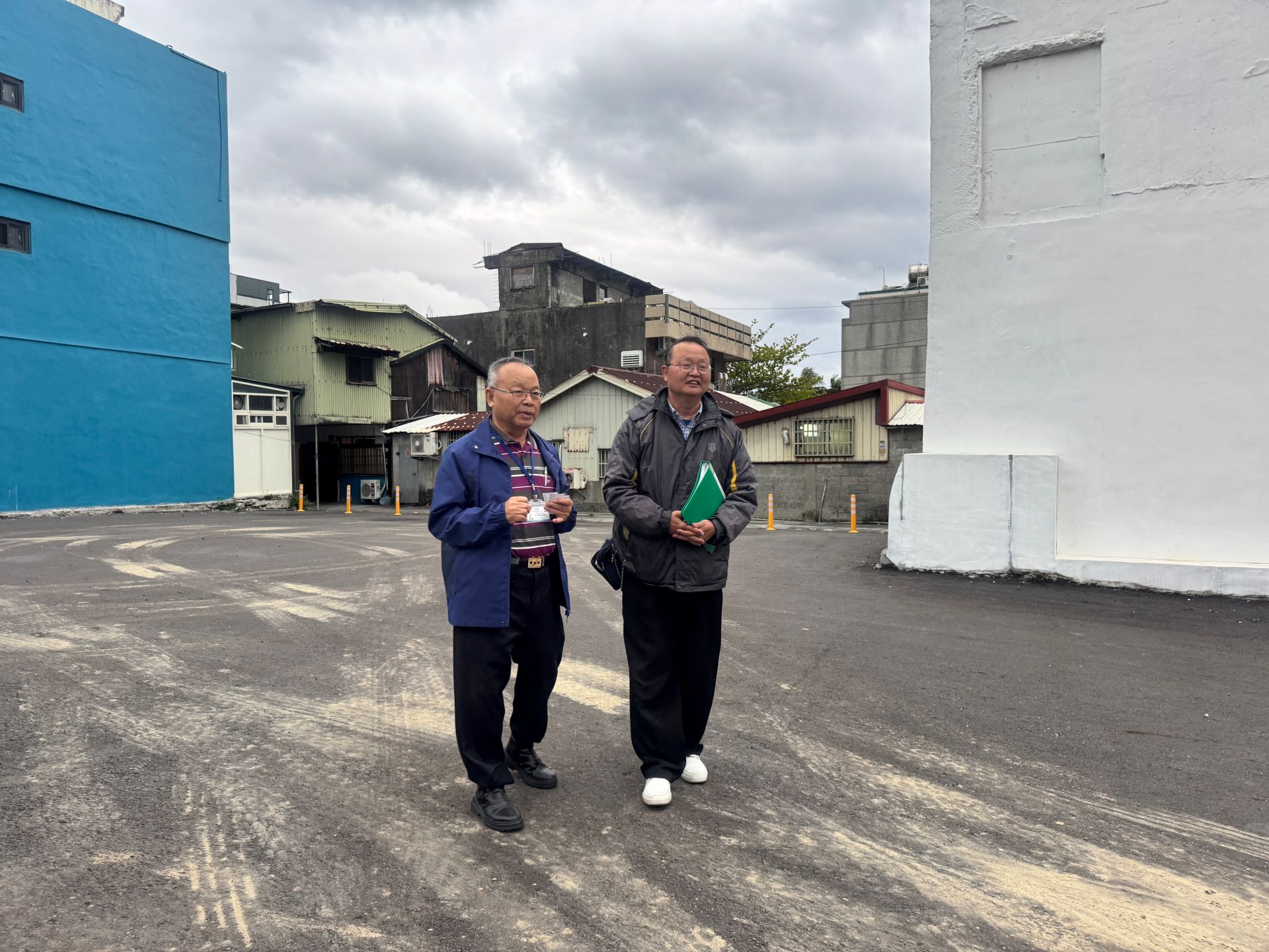0403花蓮地震受災戶哥哥吳永和(左)、弟弟吳聲輝(右)，五樓透天厝在2024年4月3日當晚被拆除，如今只剩下空地。