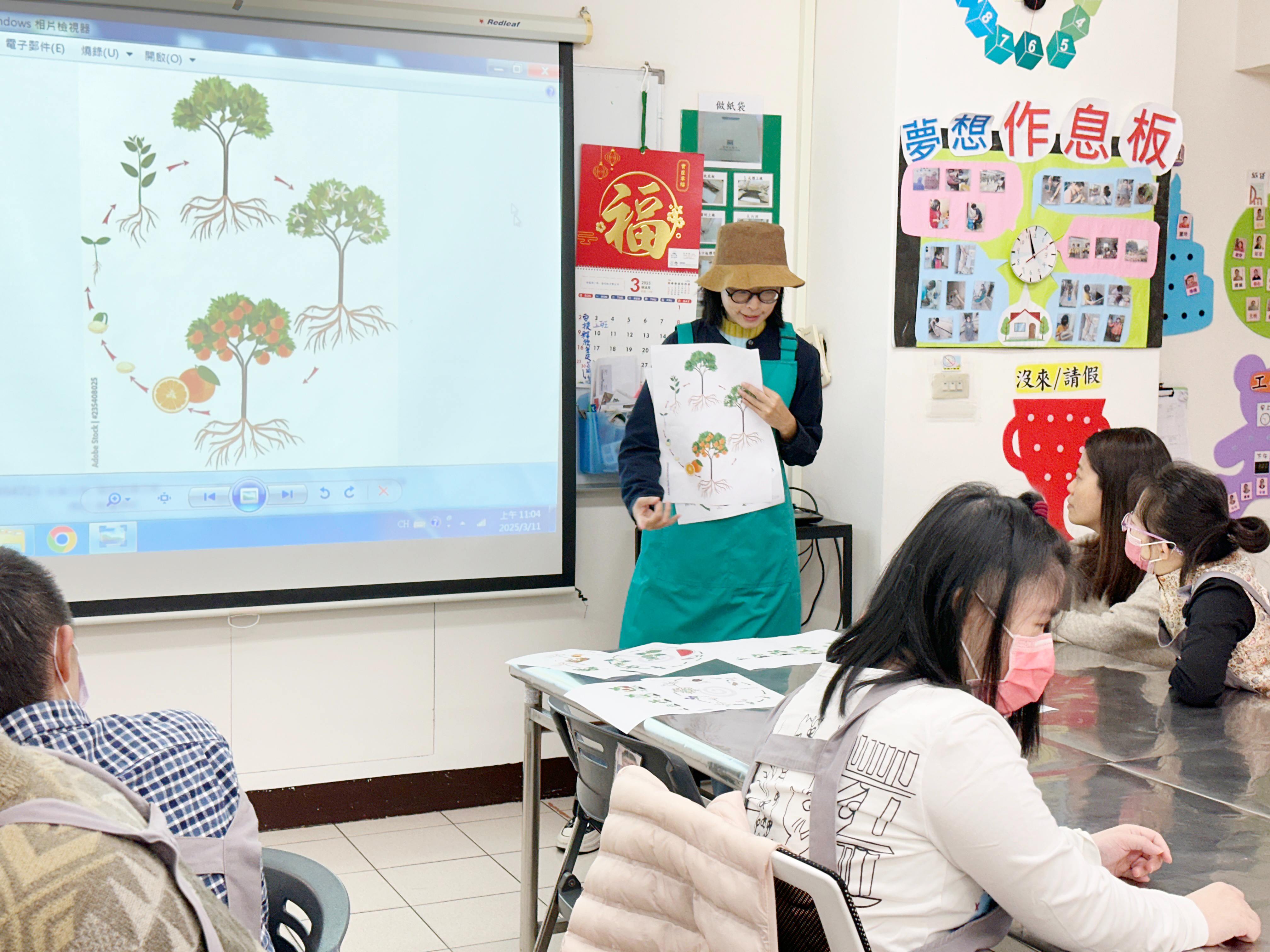 台灣藝術家劉惠義務教導育成社福小作所憨寶貝藝術培力創作。她以圖像解釋植物生長循環生生不息的意義，以利憨寶貝後續藝術創作。(照片提供/育成社福)