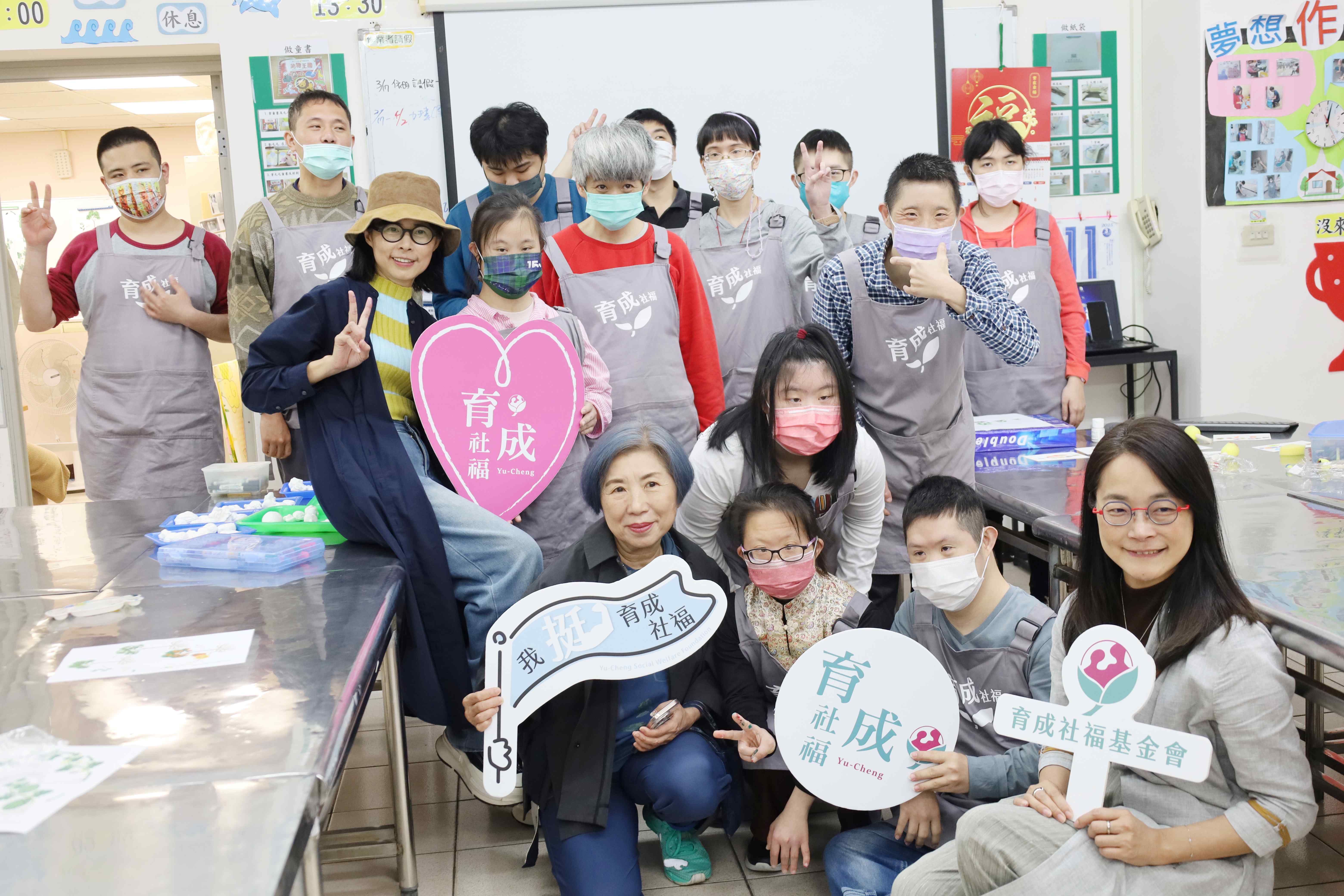 多方匯流成一股「心」力量，集結包括台灣藝術家劉惠（左三）、一嶼藝廊主理人蕭雅惠（右一），及台日藝術交流推手大林千乃（前排右四）。(照片提供/育成社福)