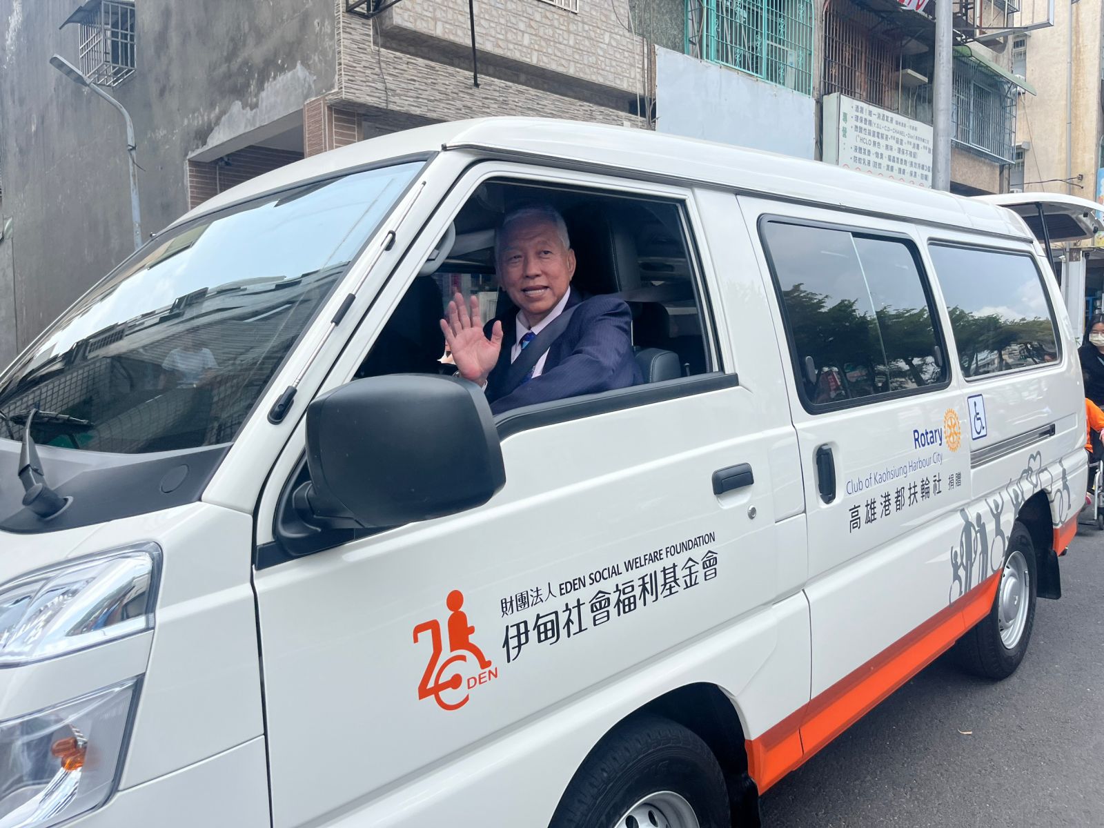 高雄港都扶輪社李文淮社長助伊甸身障者行無礙