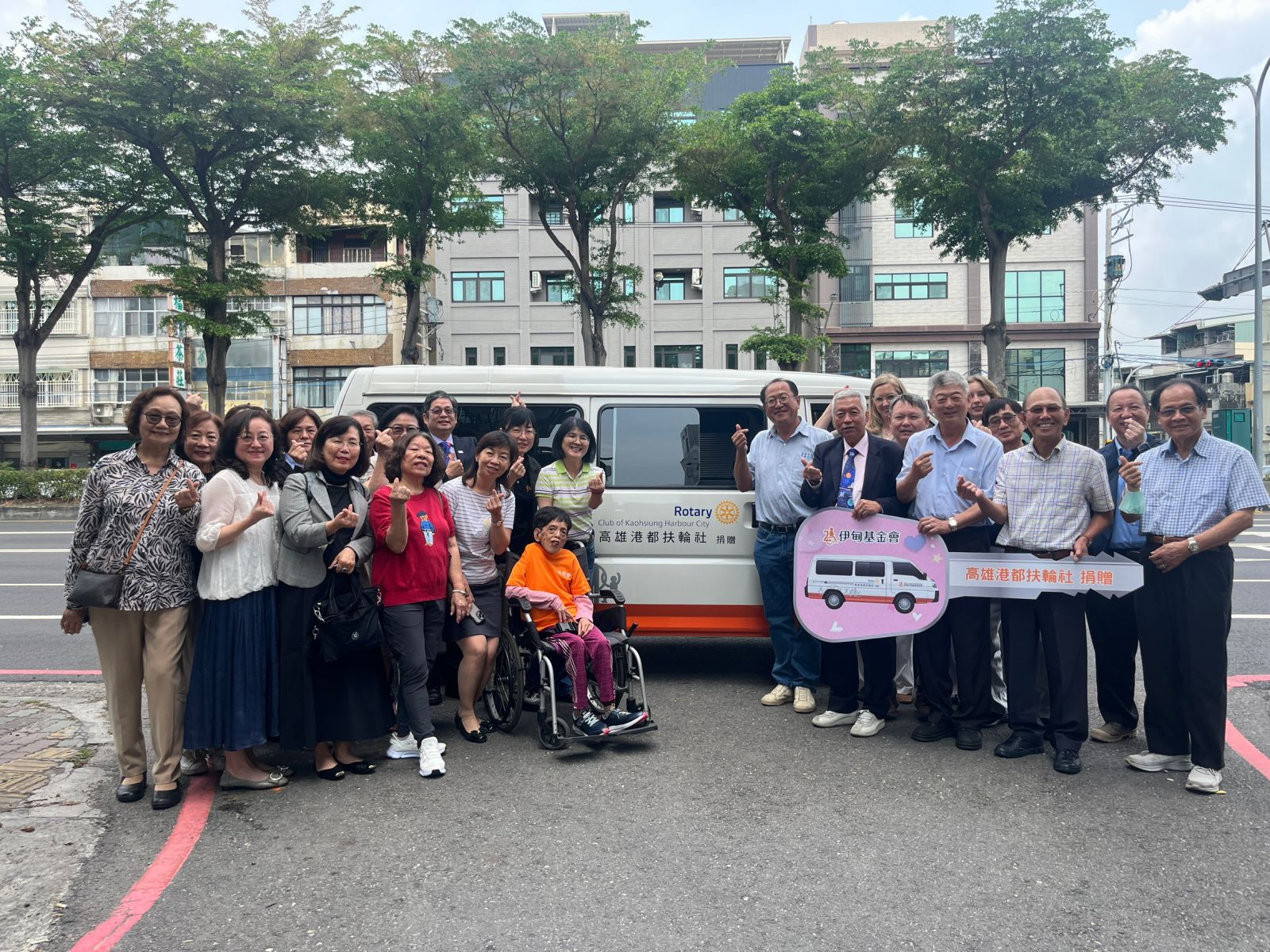 服務使用者津姊及其家庭代表伊甸感謝高雄港都扶輪社捐助車輛