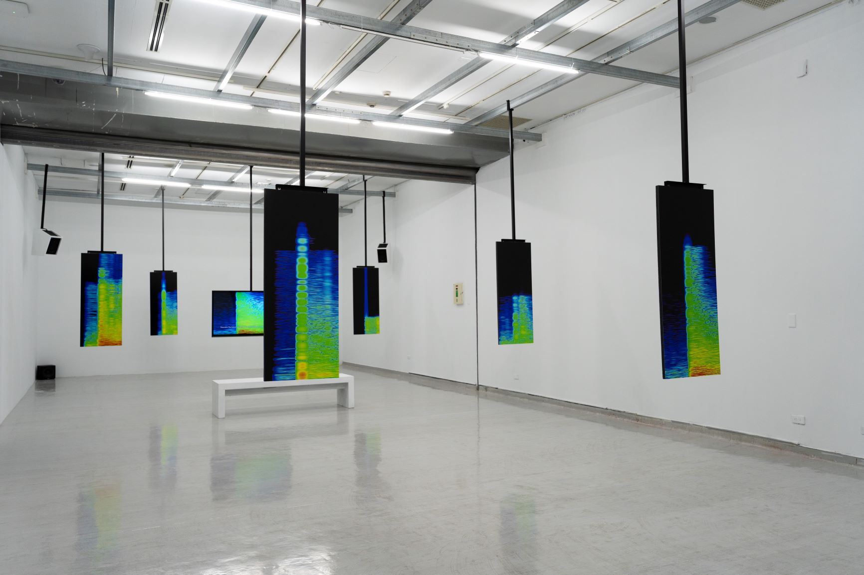 勞倫斯・阿布・哈姆丹（Lawrence ABU HAMDAN），〈聽力範圍外〉展出現場照 圖片由國美館提供。