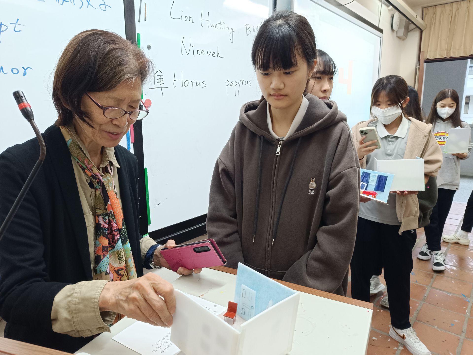 黃靜枝老師傾聽學生創作初衷，再逐一回饋