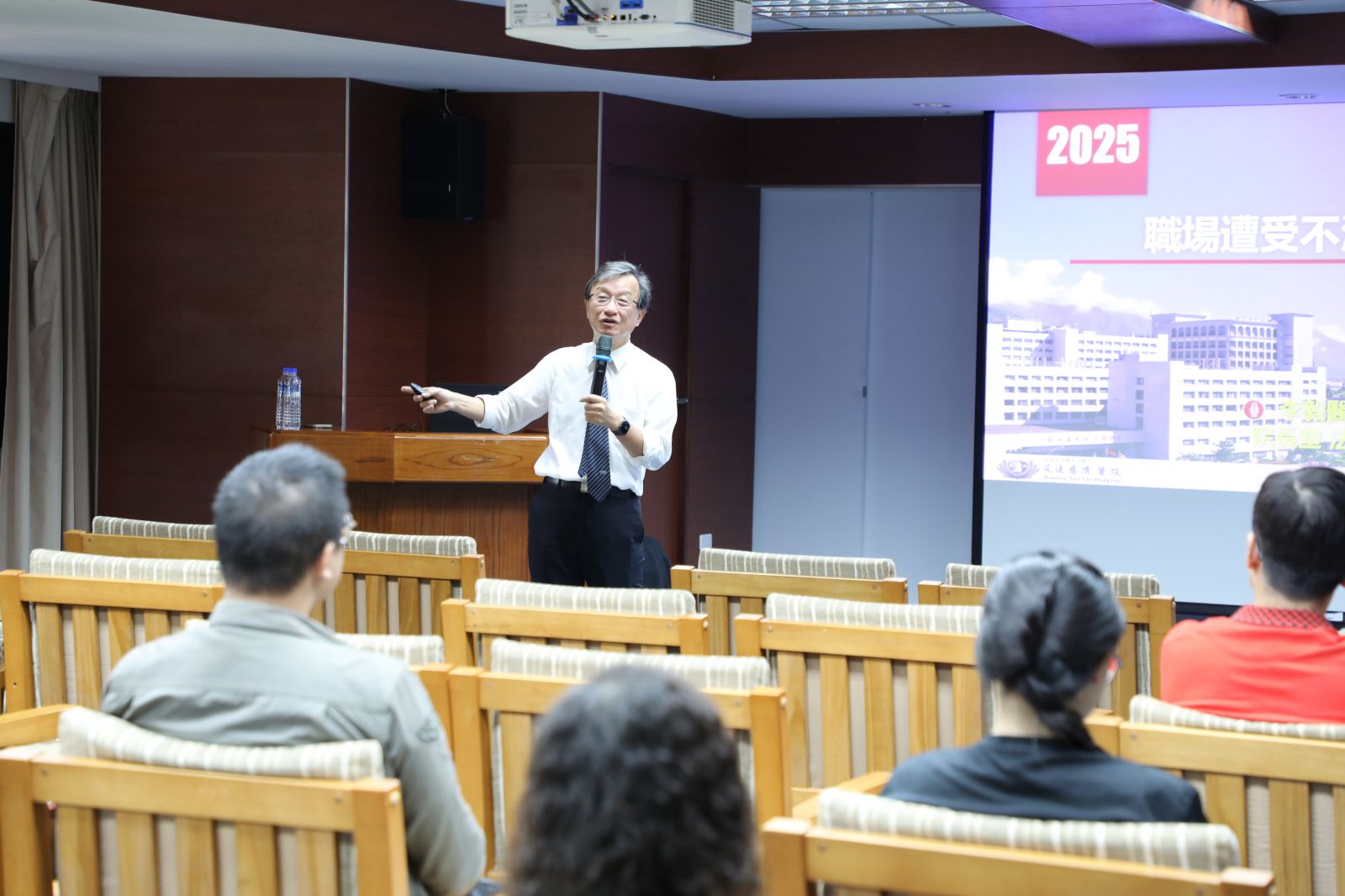 花蓮慈院醫務祕書李毅醫師是醫法專家，他熟知各種法條與醫療，深入淺出的演講獲得滿堂彩。