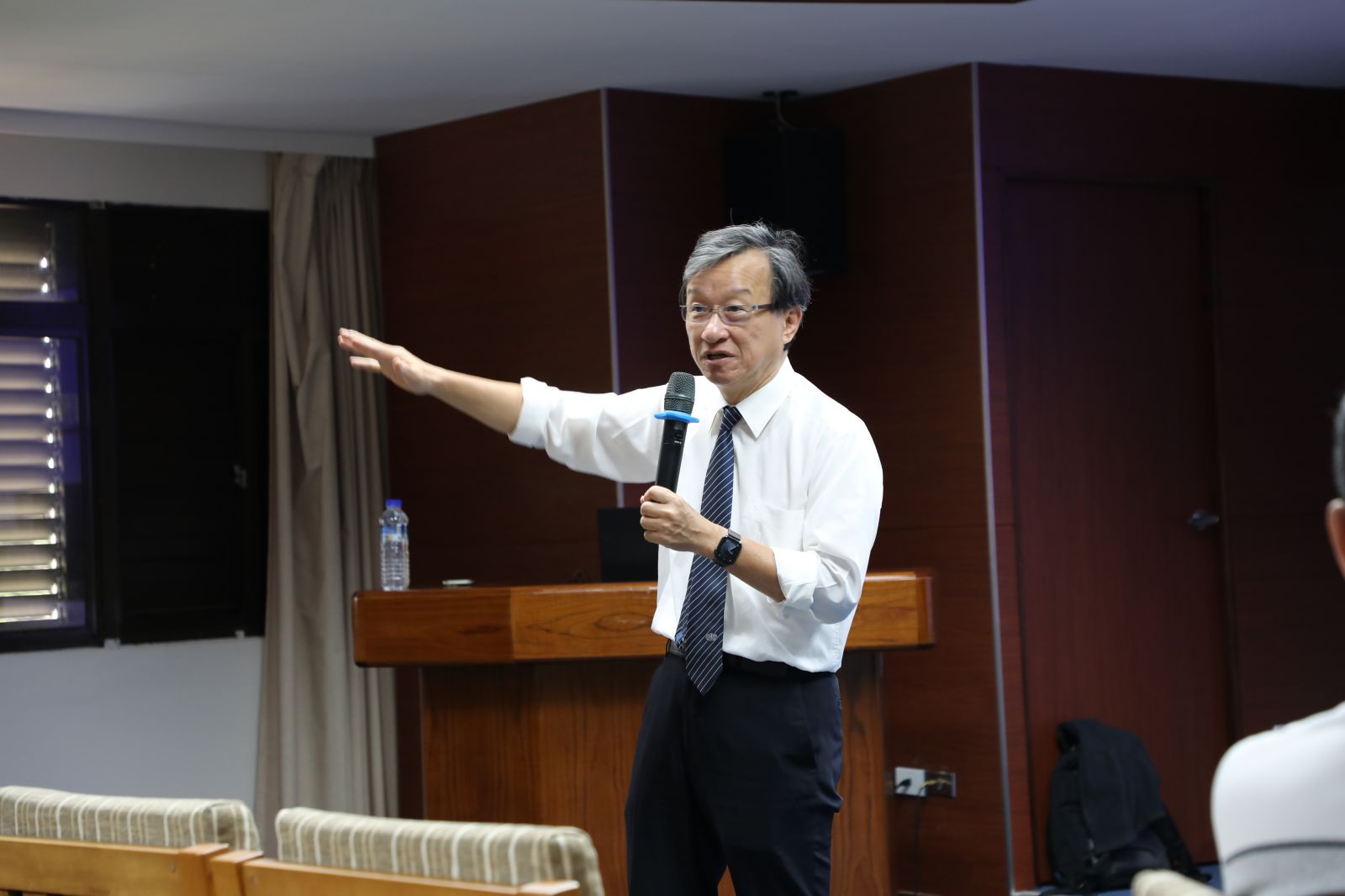花蓮慈院醫務祕書李毅醫師是醫法專家，他熟知各種法條與醫療，深入淺出的演講獲得滿堂彩。