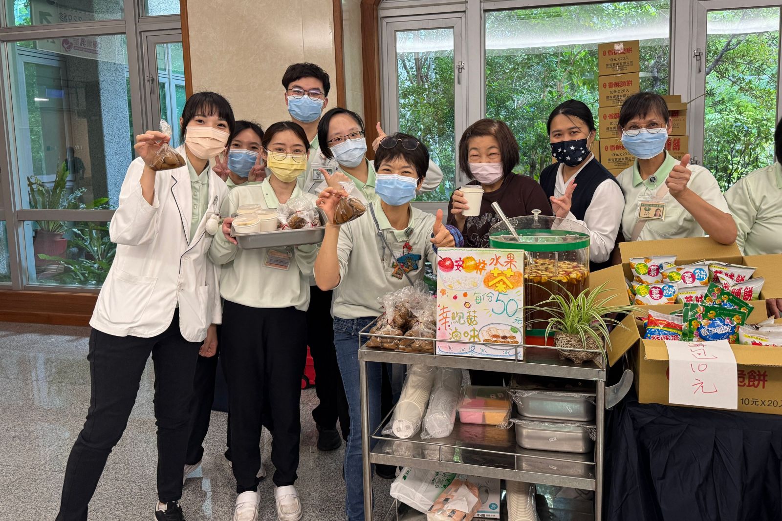 台中慈濟護理之家日照中心由同仁帶領長輩手作水果茶，重拾參與社會的價值感。