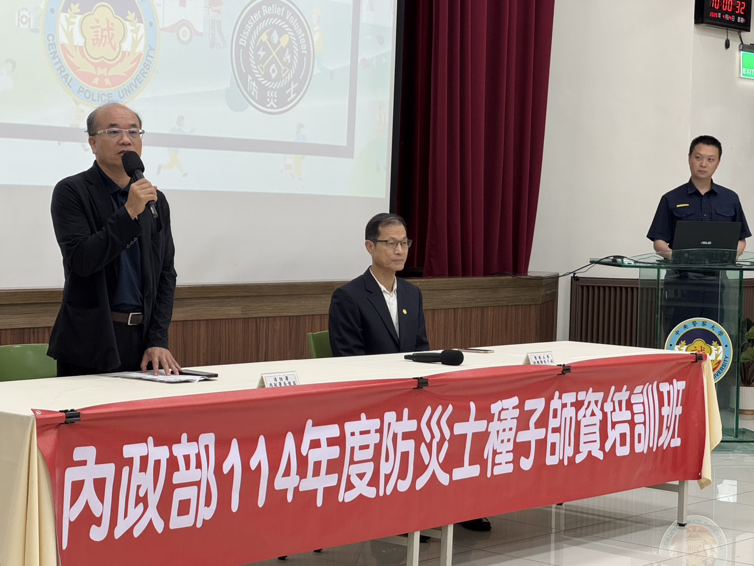 消防署馮俊益副署長 與 警大總務長林子涵 共同主持開訓典禮