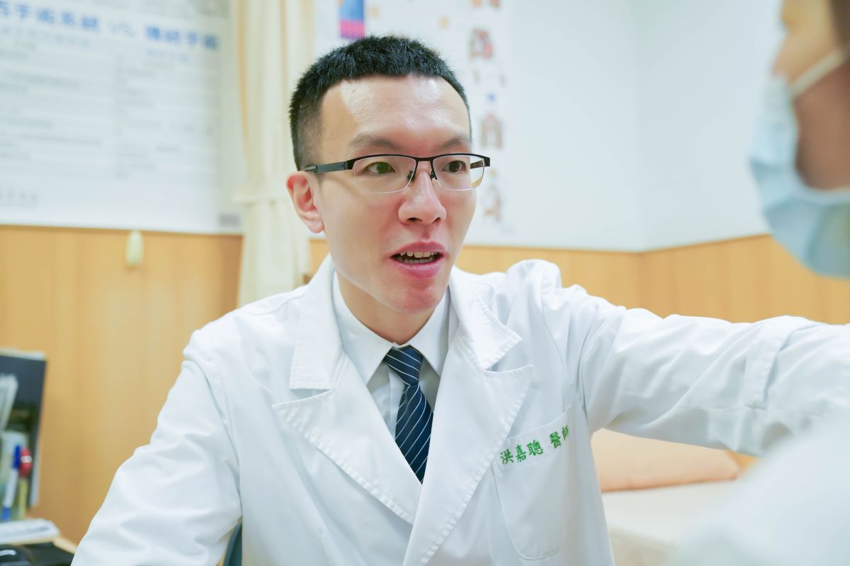 洪嘉聰醫師看診示意照。