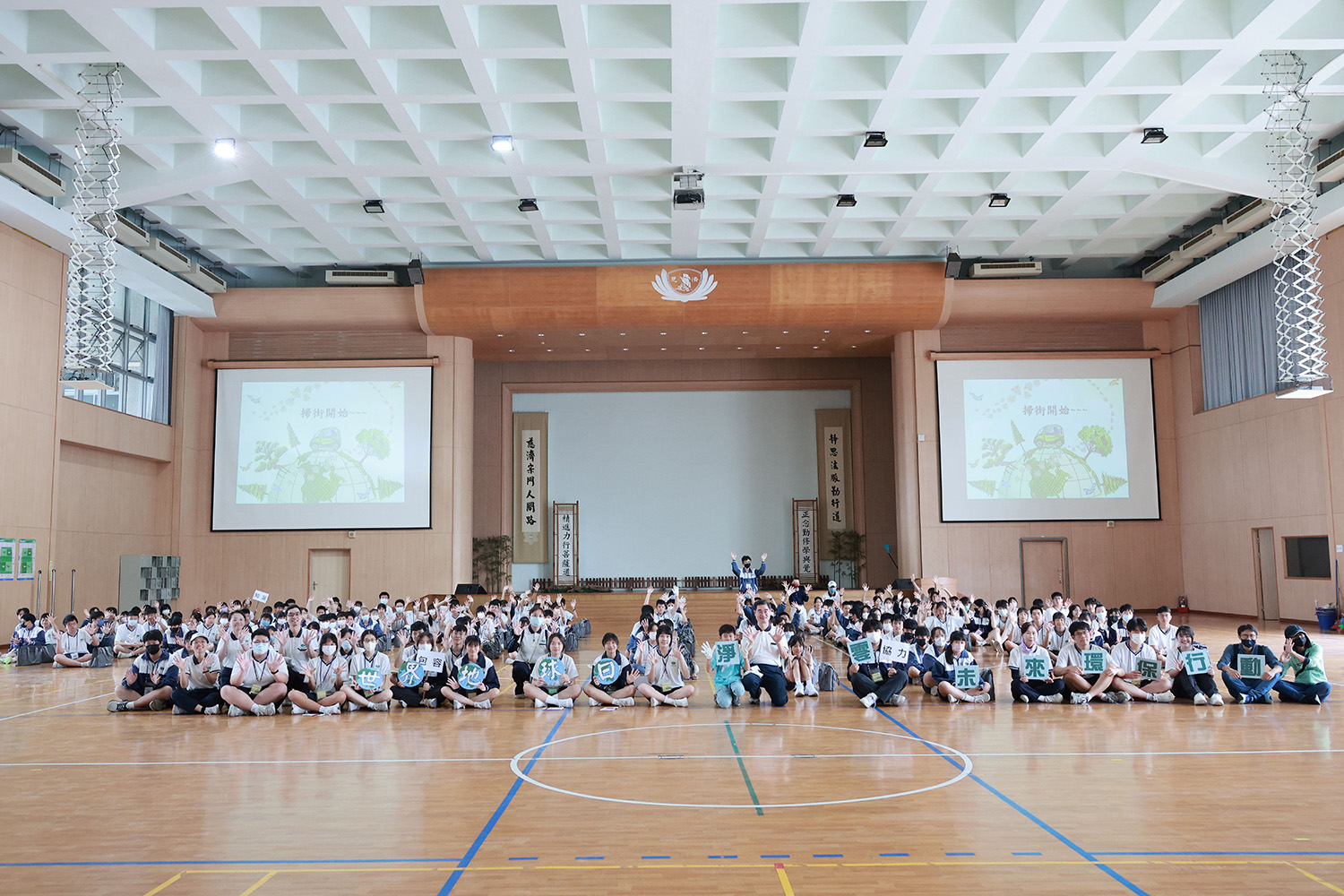 臺南慈中以掃街行動力，響應2025世界地球日主題「地球力」。( 陳駿朋 攝)