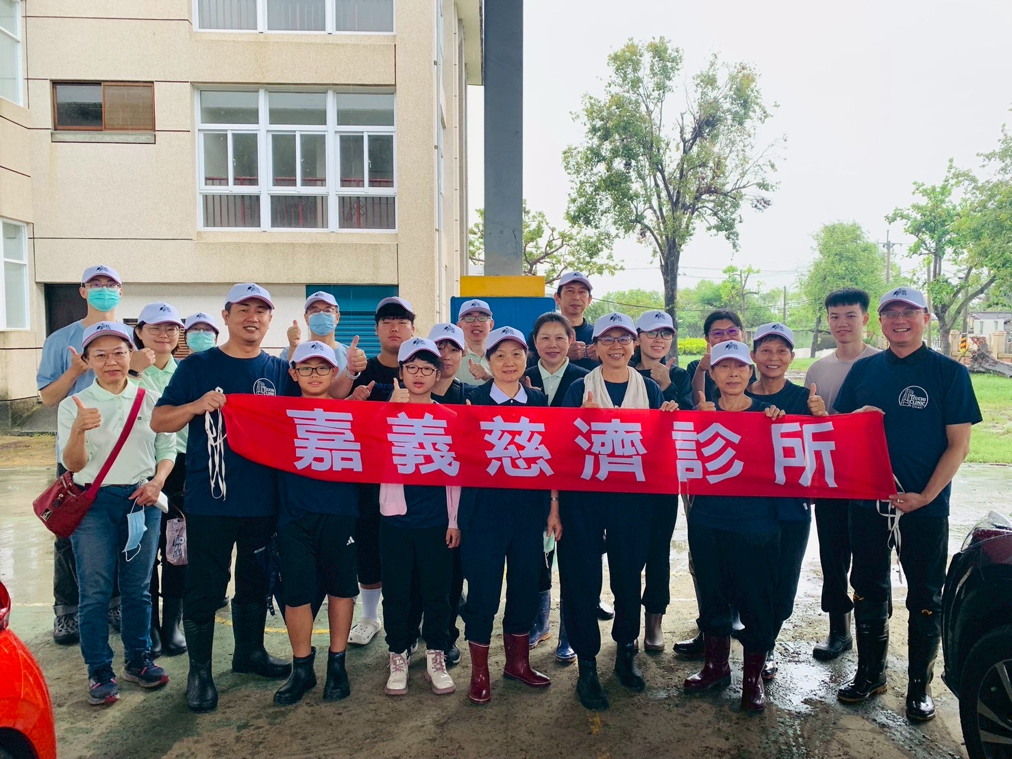 投入校園打掃的嘉義慈濟診所蔡任弼主任指出，希望用實際行動，讓孩子們能在最短時間回到乾淨安全的校園。