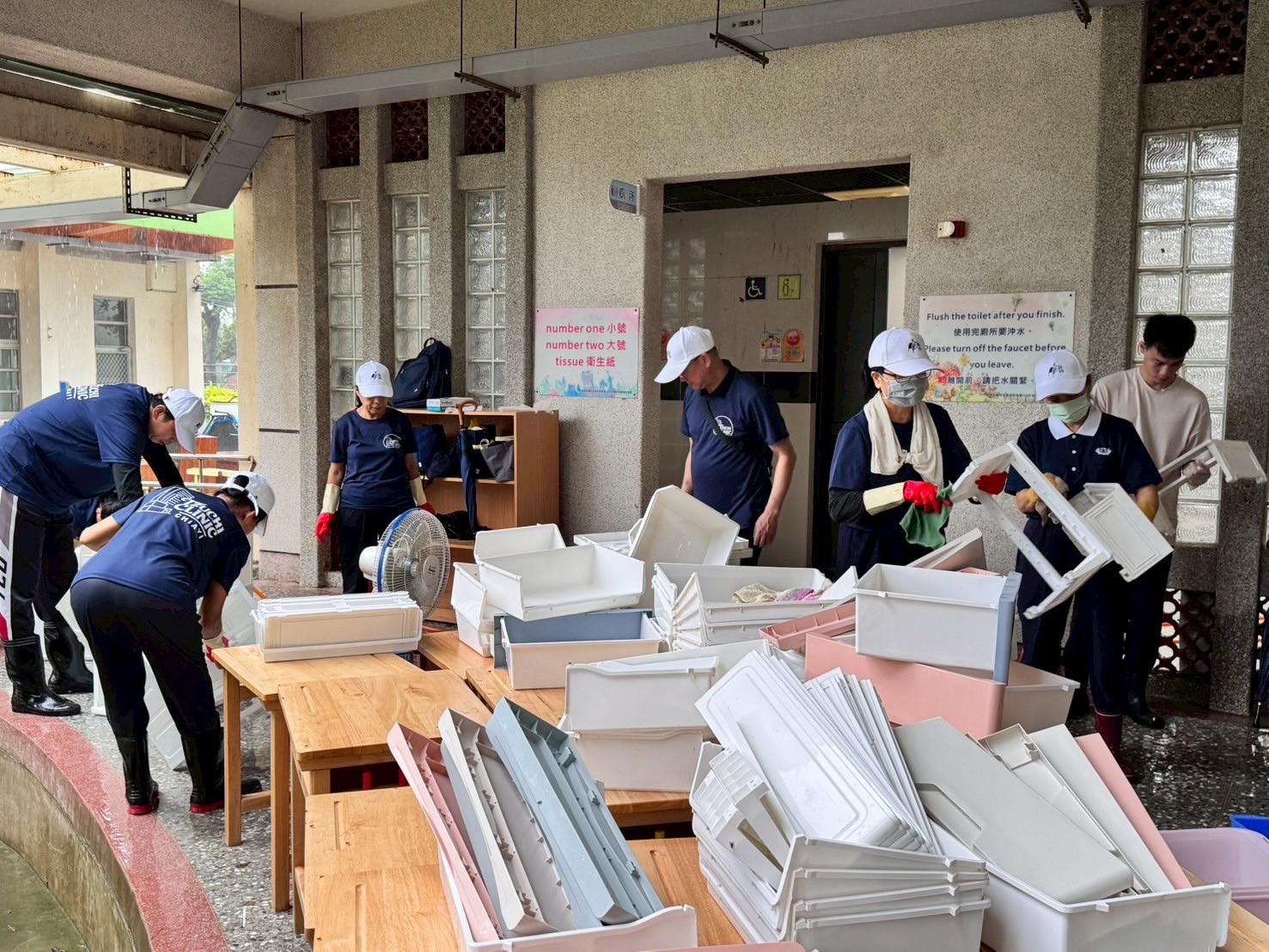 由於大雨不斷，房屋修繕工程無法展開，為把握時間，大林慈濟醫院一行人轉往另一定點朴子竹村國小，加入校園清掃行列