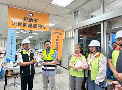 勞動部於七股區公所設立災後重建防護指揮所及防護服務站提供石綿防護包，洪部長申翰親臨視察並與李區長佳隆合照
