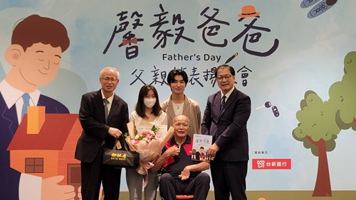 法務部鄭銘謙部長與犯保張董事長表揚澎湖分會馨生人李先生