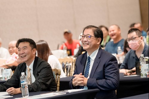 法務部鄭銘謙部長(右)與洪信旭司長(左)