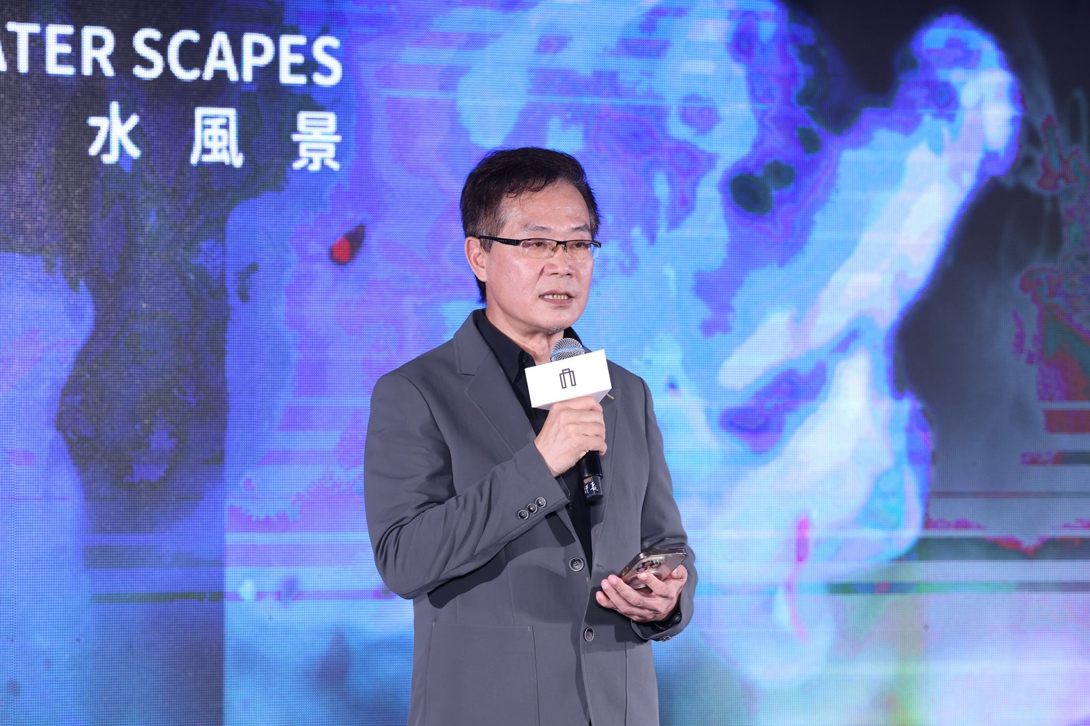 2025臺灣文博會總顧問龔卓軍分享年度主題「水風景」將文化視為生態系，緊貼文化風土的脈絡，以展場的水氛圍與水體感來引導觀者。