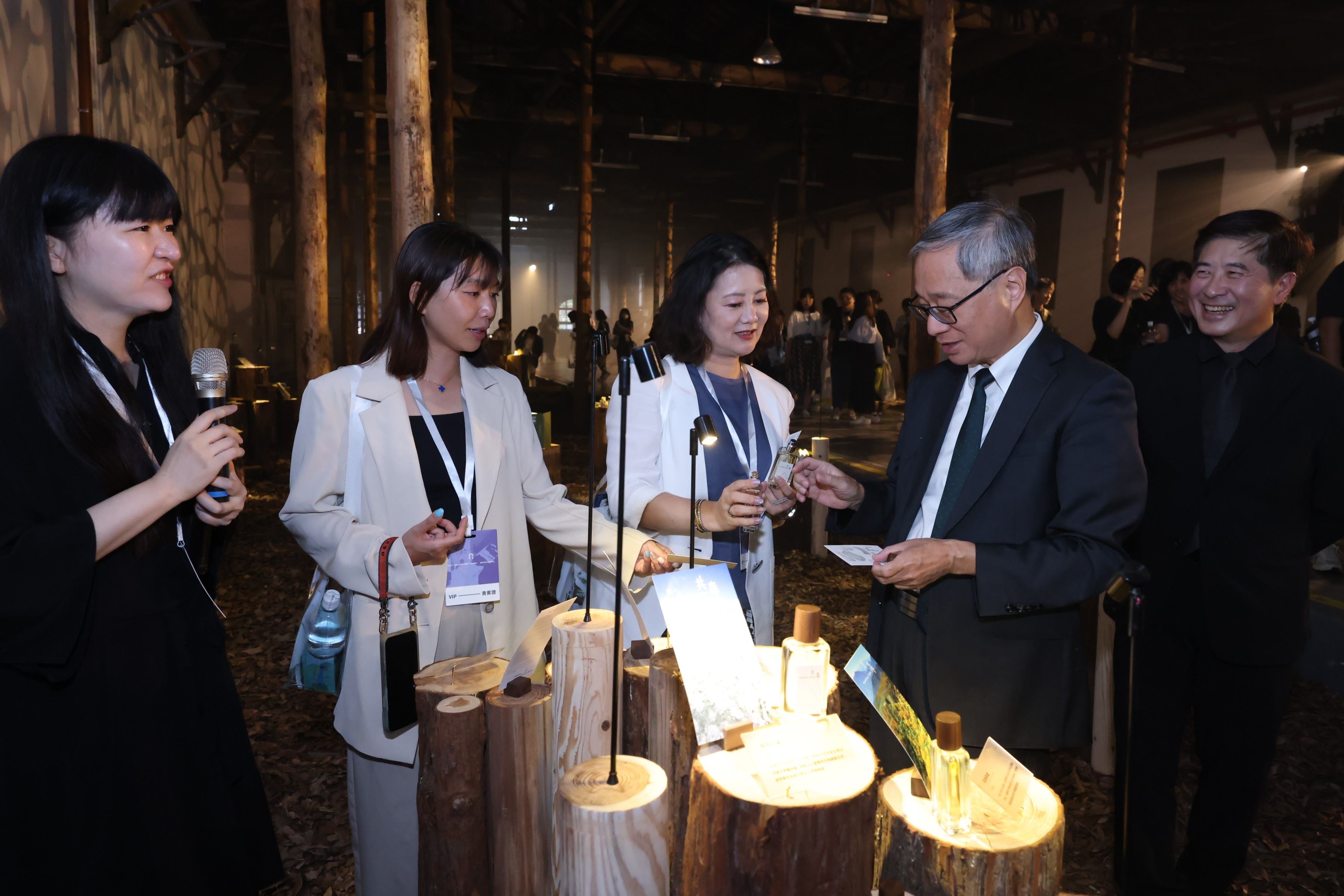 文化部長李遠（右2）、立法委員吳思瑤（中）及張雅琳（左2）在《穿霧之境》之境展區，體驗臺灣氣味風土的香氛。
