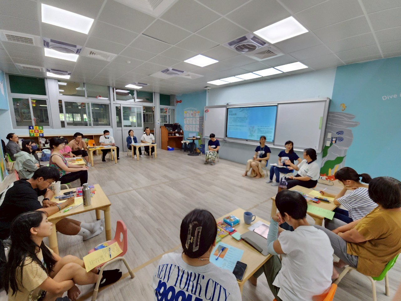 國小部輔導主任蕭幸青分享自己如何運用薩提爾模式的覺察認識自己。