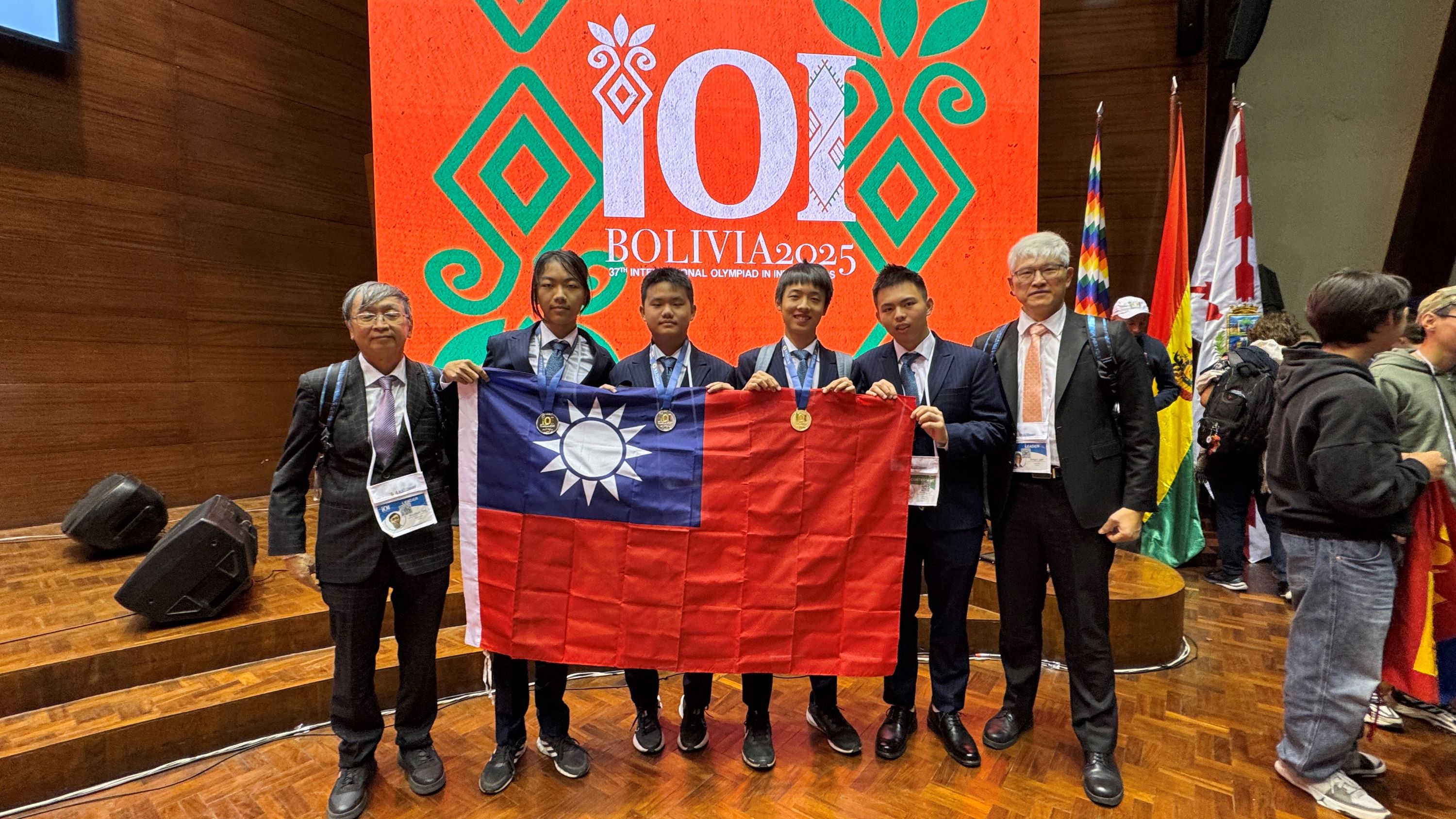 (左起)蔡錫鈞老師、顏子喬、尉崴、廖衡、李柏霆、李忠謀老師。