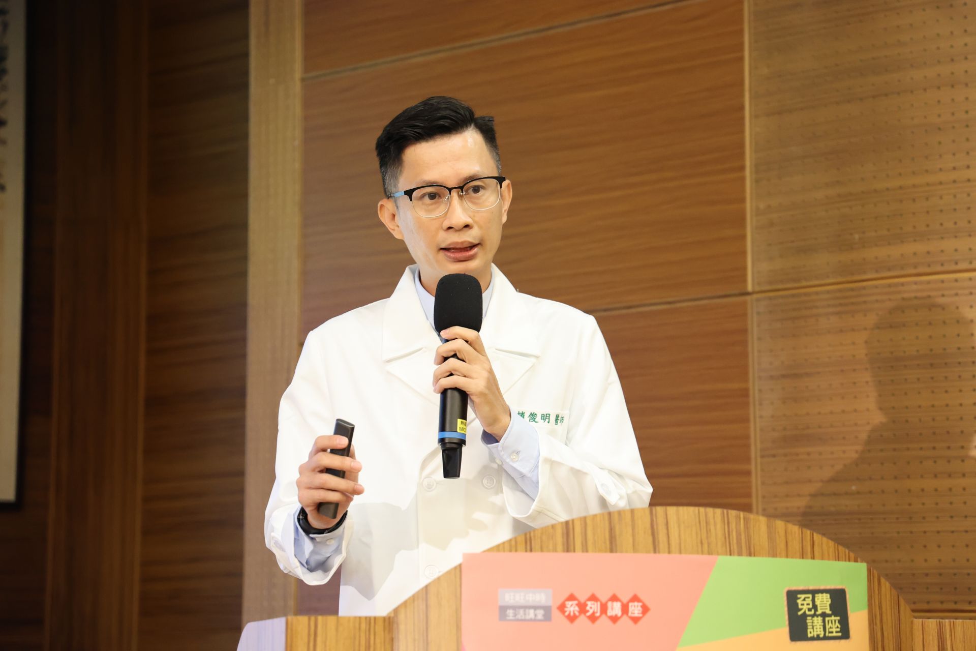 花蓮慈院一般神經科趙俊明主任在腦中風中心和神經加護病房照護病患，經驗豐富，他教導民眾監測自己的低密度膽固醇，以維護血管健康護腦也護心。