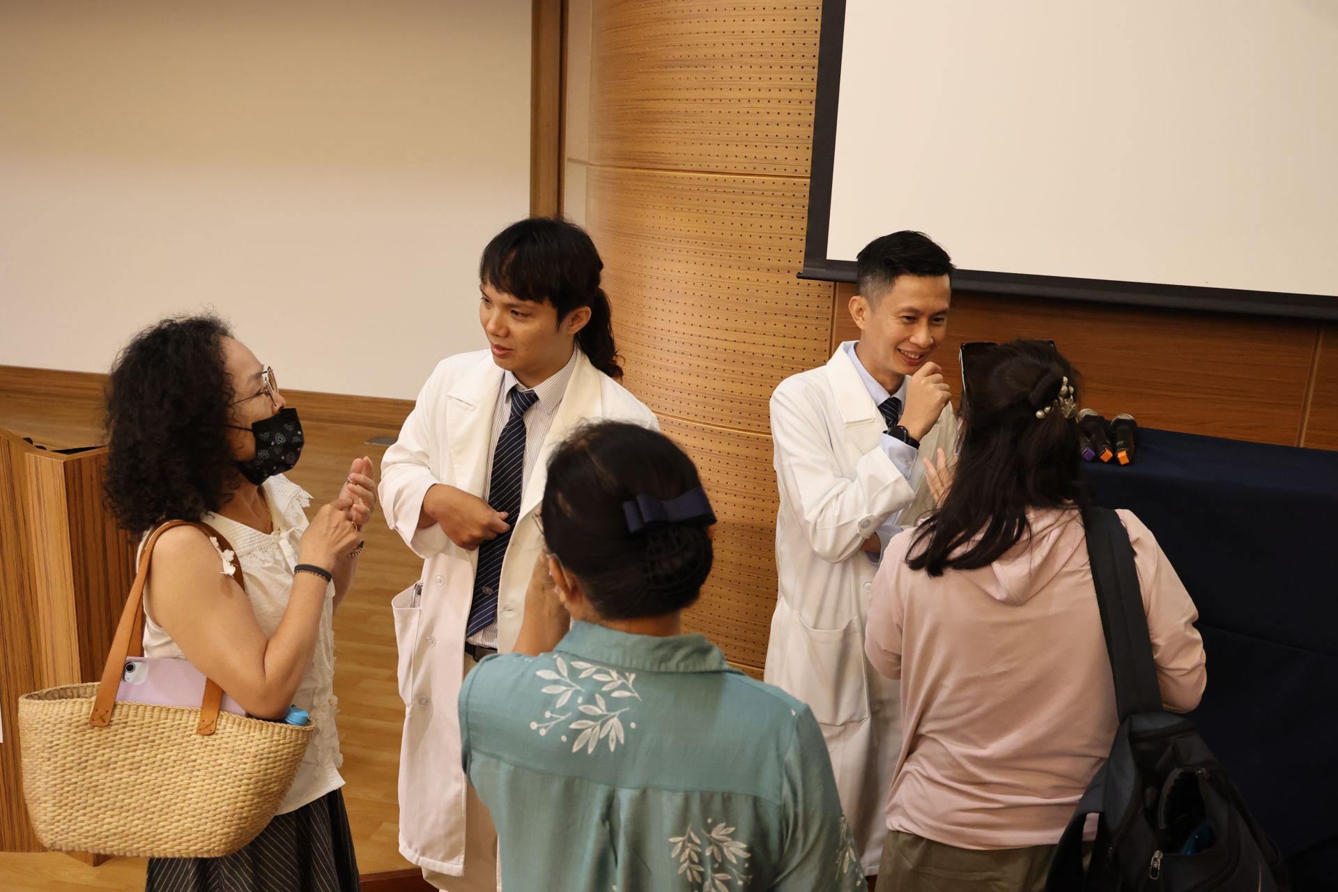 演講結束後，陳俞名主任和趙俊明主任依然親切的提供民眾個別的諮詢。