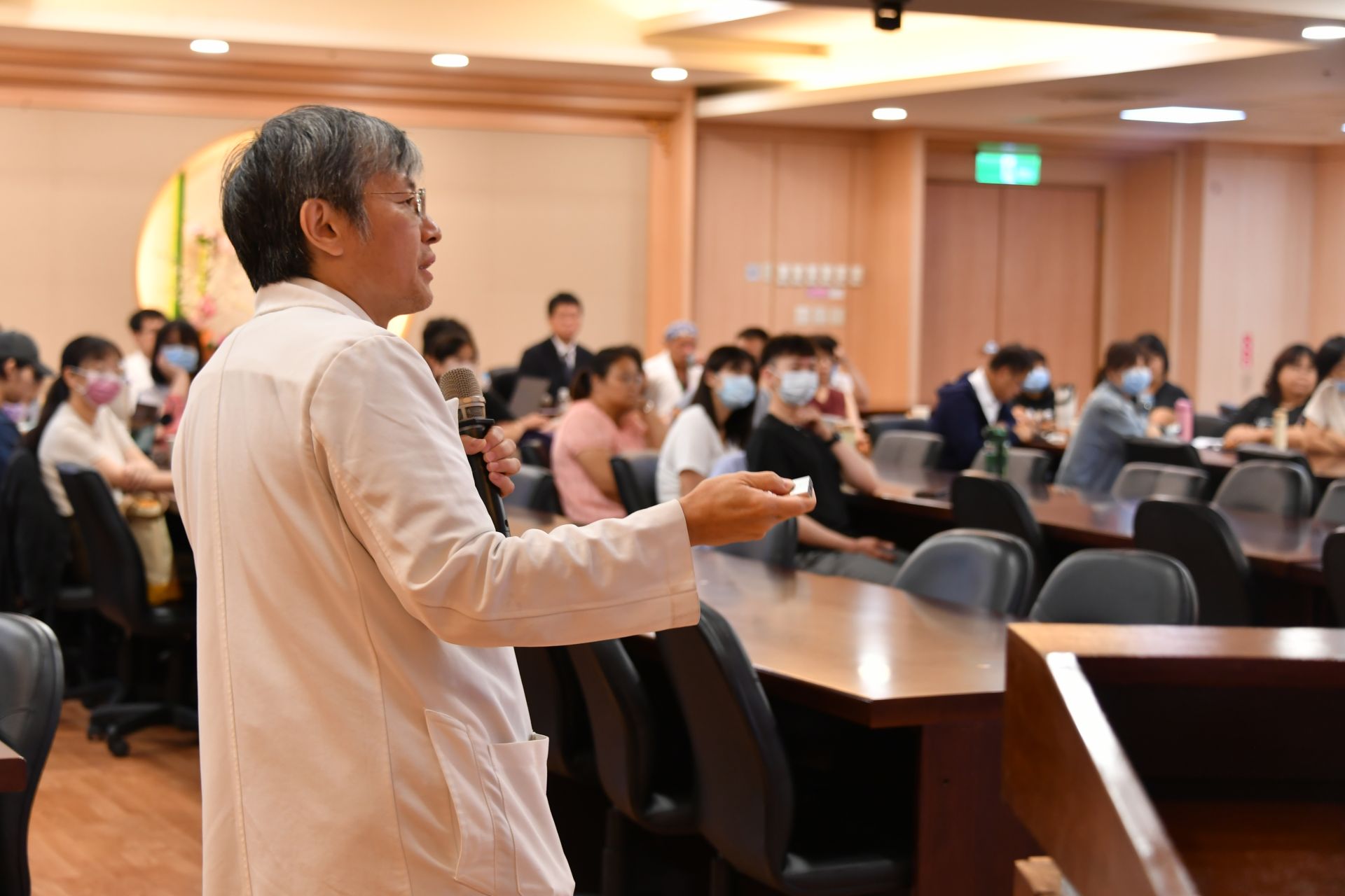 骨科部由姚定國醫師分享「手術醫師角色及ERAS介入」，強調病人與團隊共同參與，是ERAS成功關鍵。