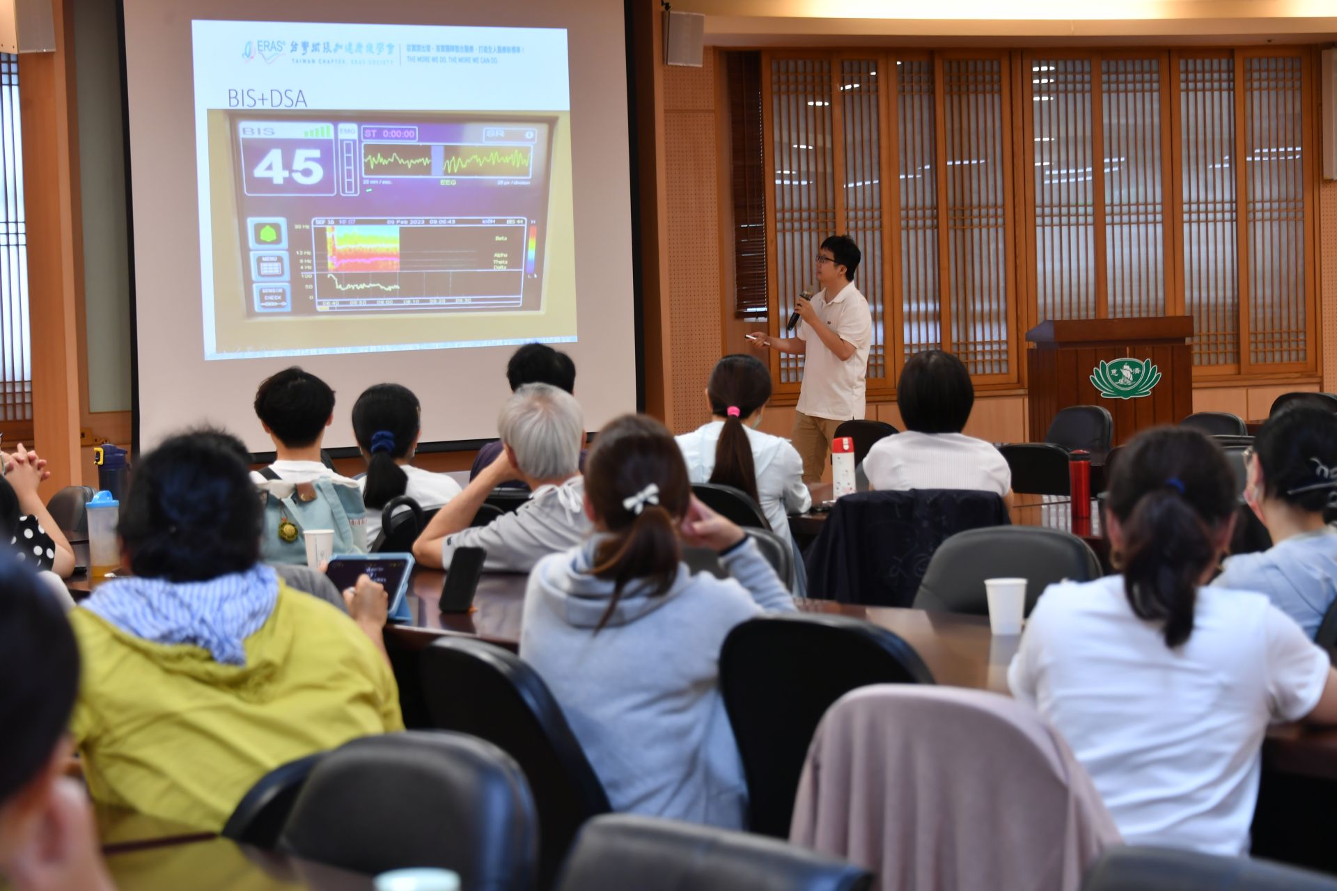 麻醉部藍慶鴻醫師分享「ERAS中，麻醉參與的項目及成果」。
