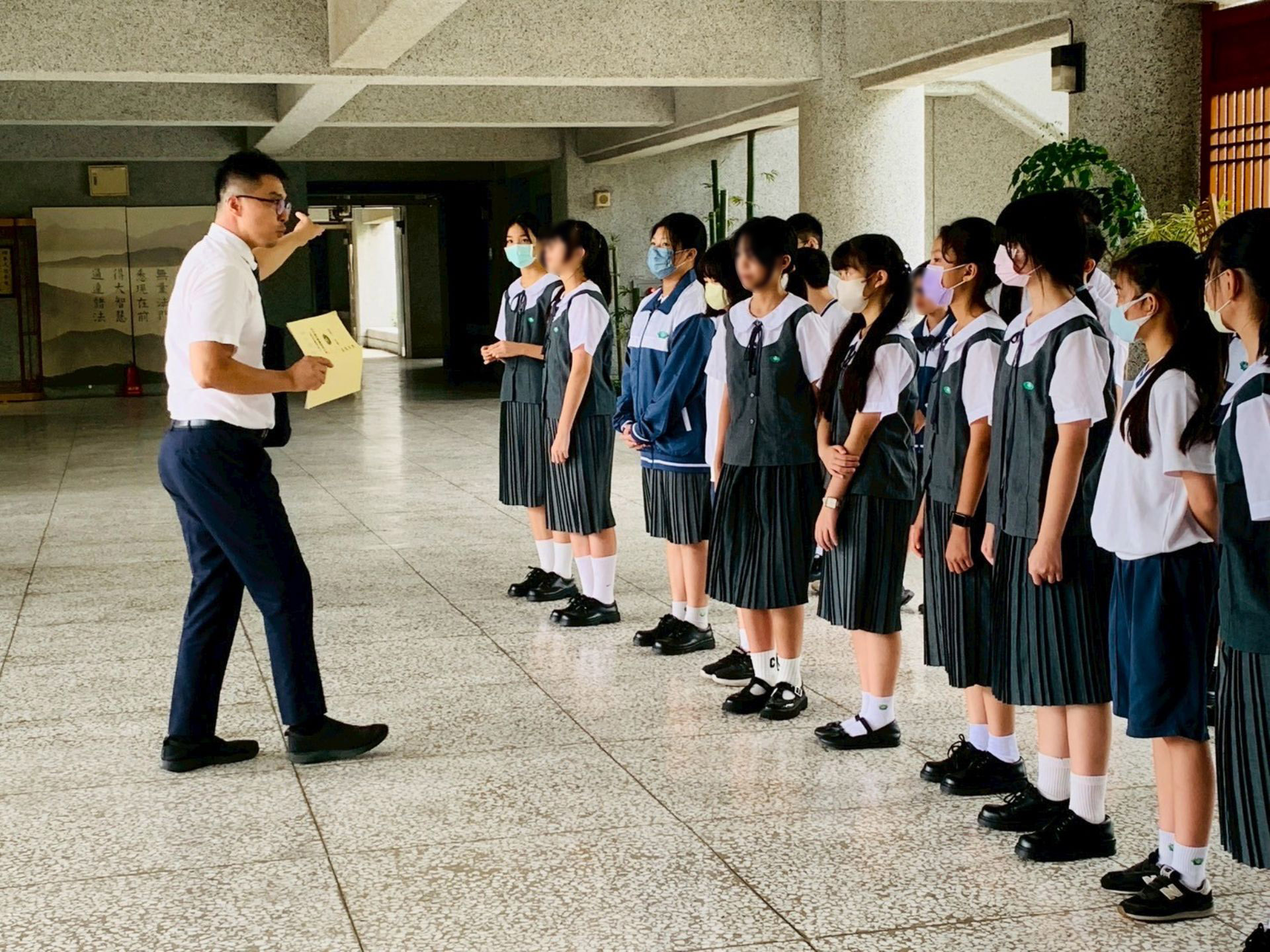 校園巡禮讓孩子們熟悉環境，認識校園也了解各行政處室相關事項。