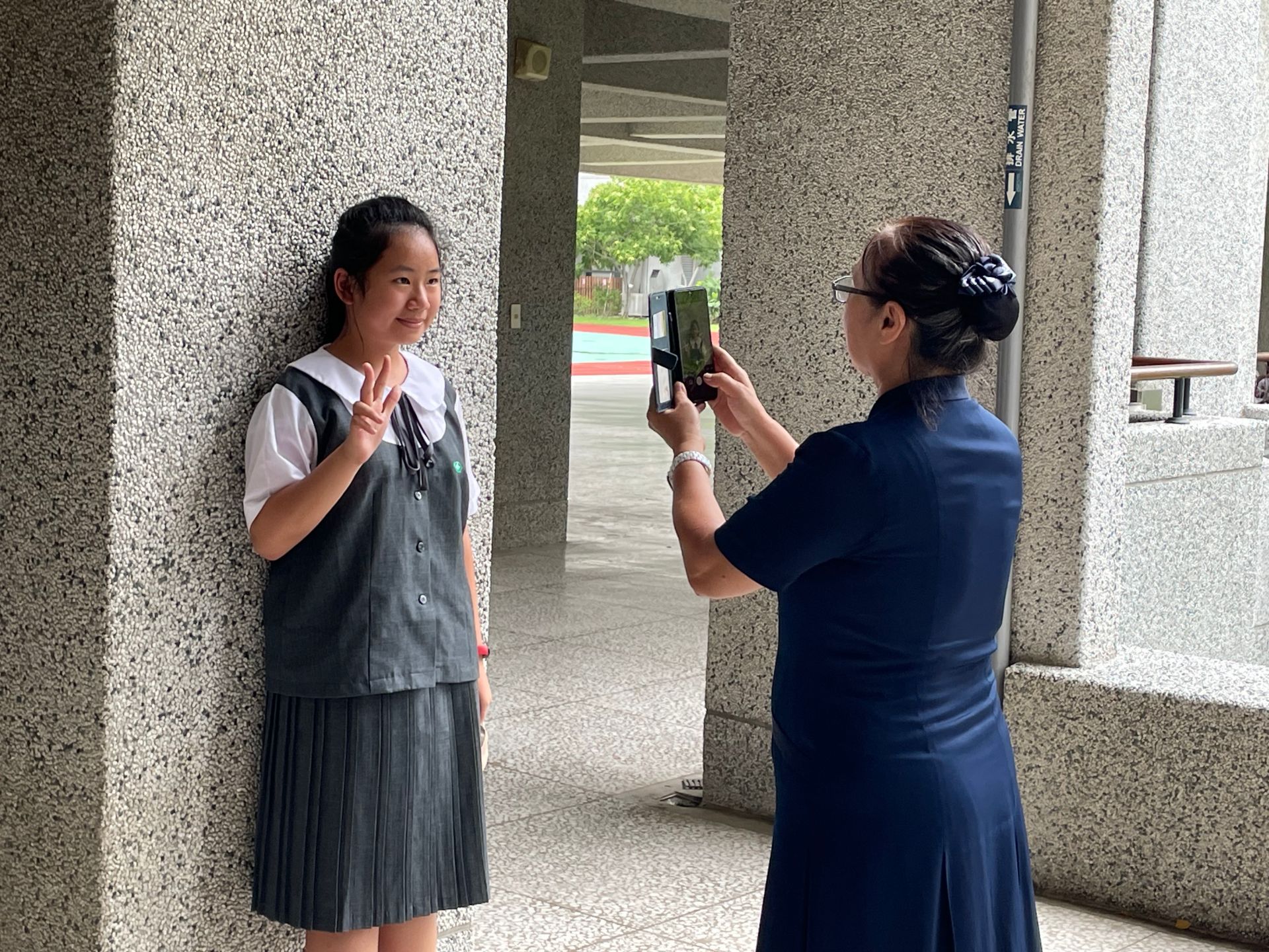 懿德媽媽用心為每一位孩子記錄下初到校園的身影。