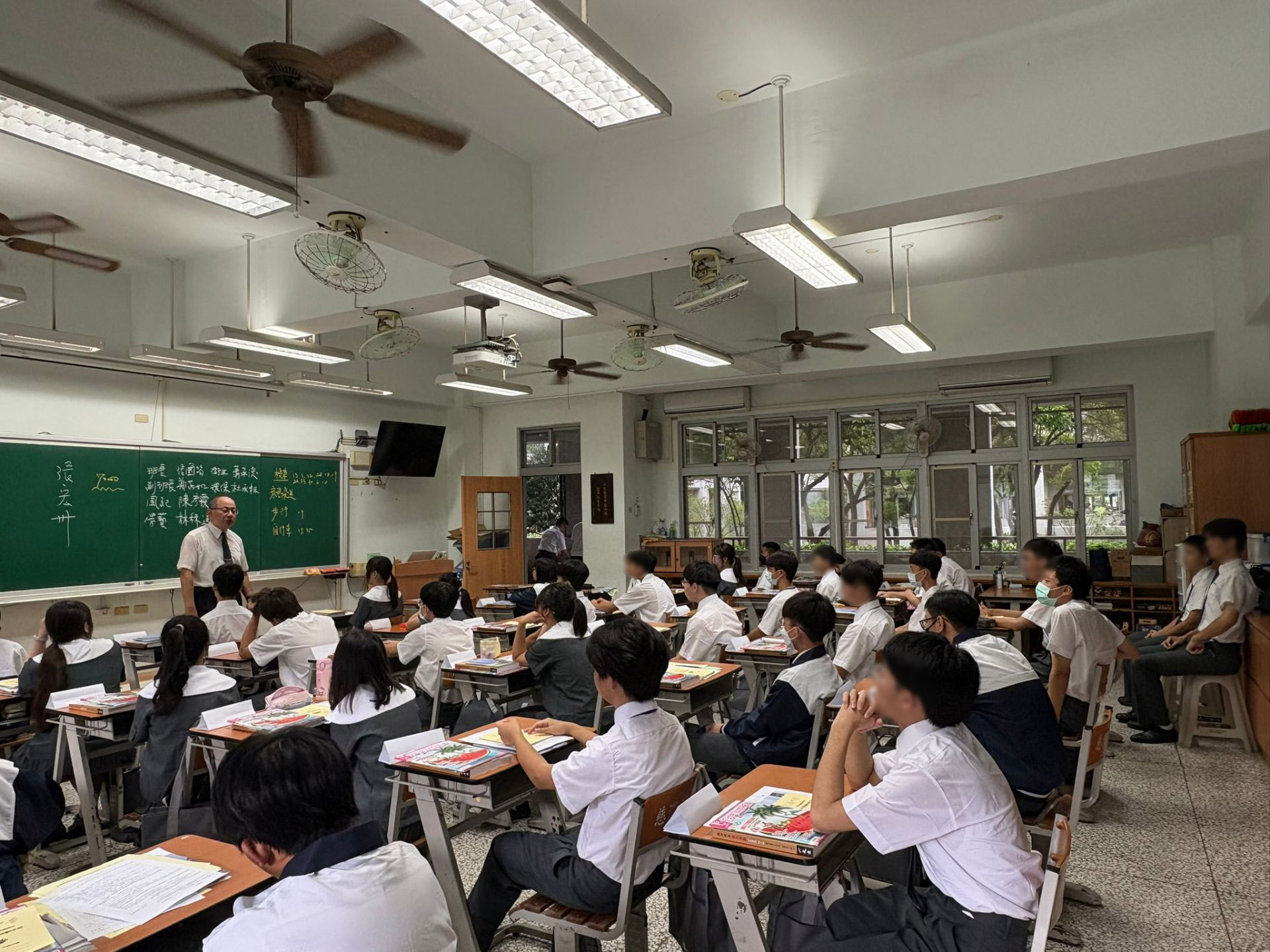 導師和同學相見歡，未來三年彼此互為良師益友。