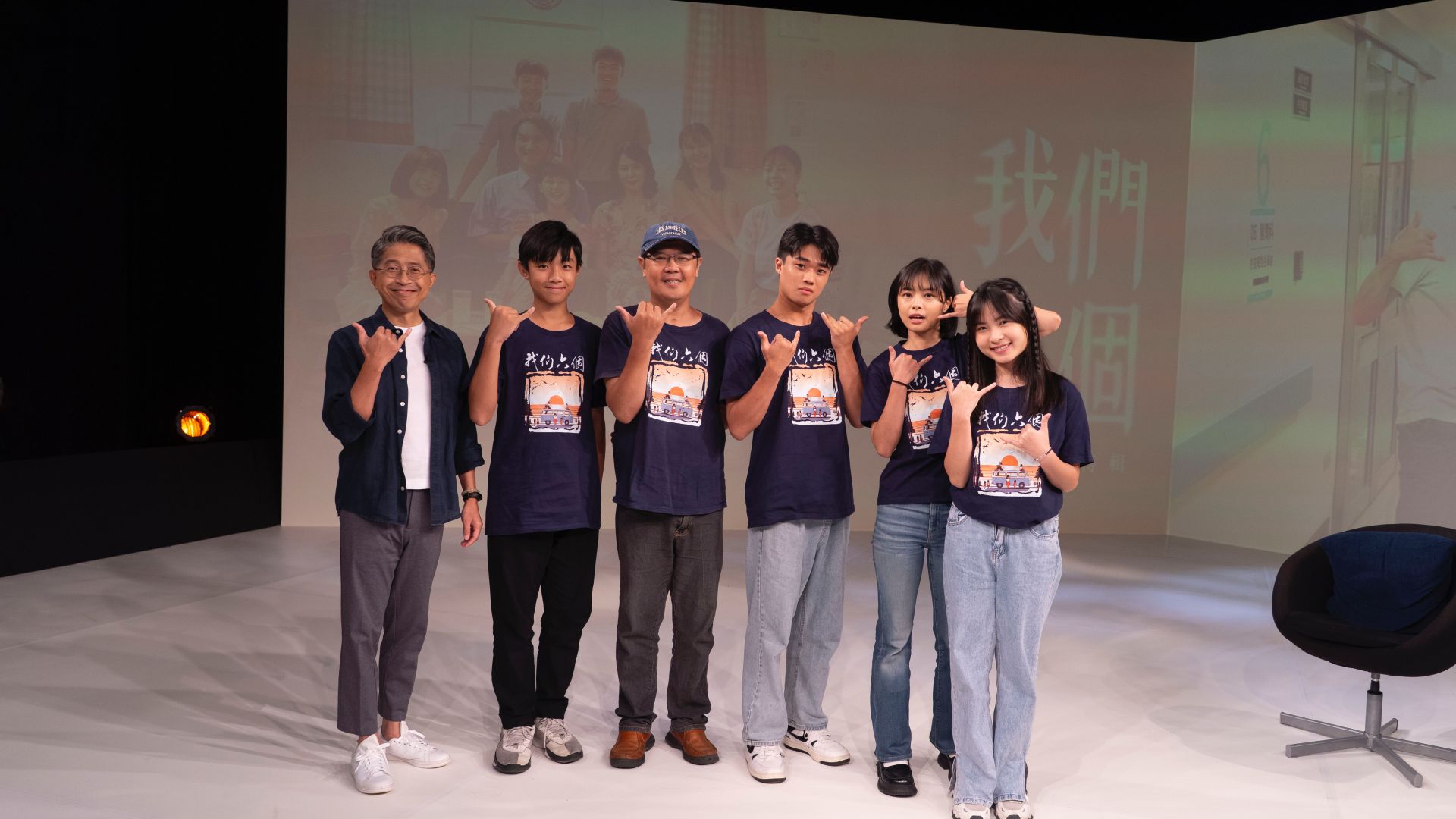 大愛劇《我們六個》上戲說真人生節目聊拍戲幕後。左起：阮柏皓、王傳宗導演、潘親御、游珈瑄、何潔柔。