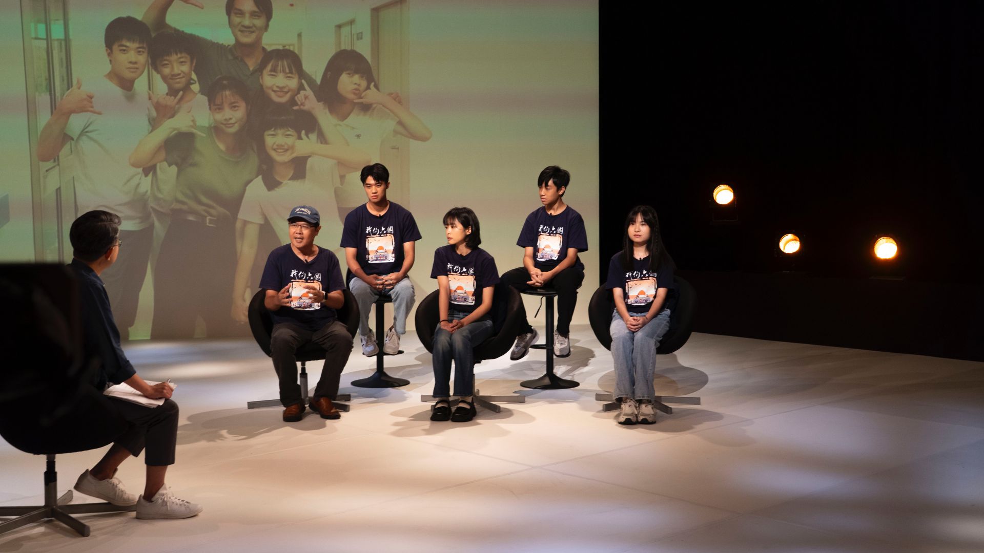 大愛劇《我們六個》導演王傳宗上戲說真人生節目聊拍戲幕後。左起：主持人黃添明、王傳宗、潘親御、游珈瑄、阮柏皓、何潔柔