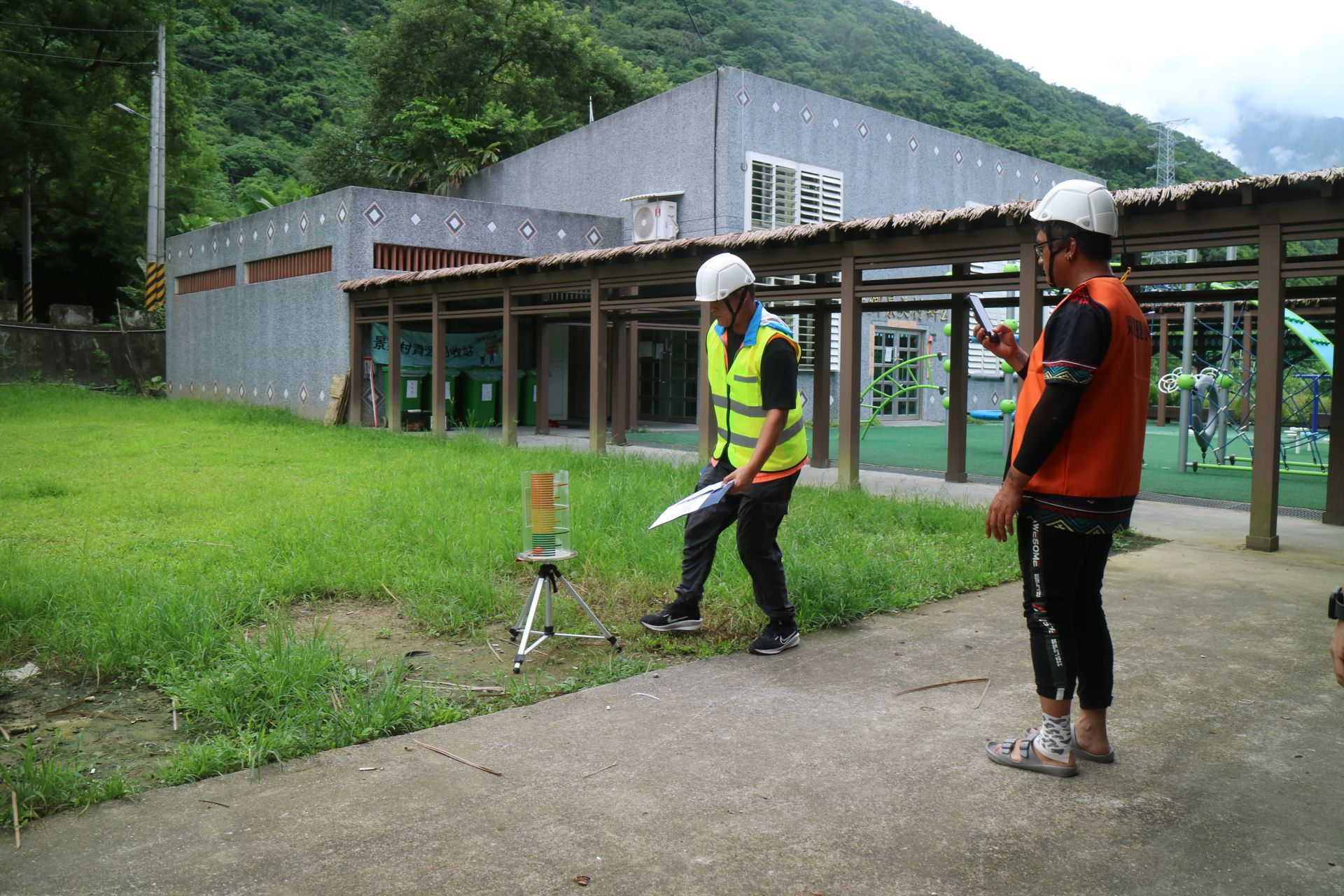 警戒班於雨量觀測點架設雨量筒