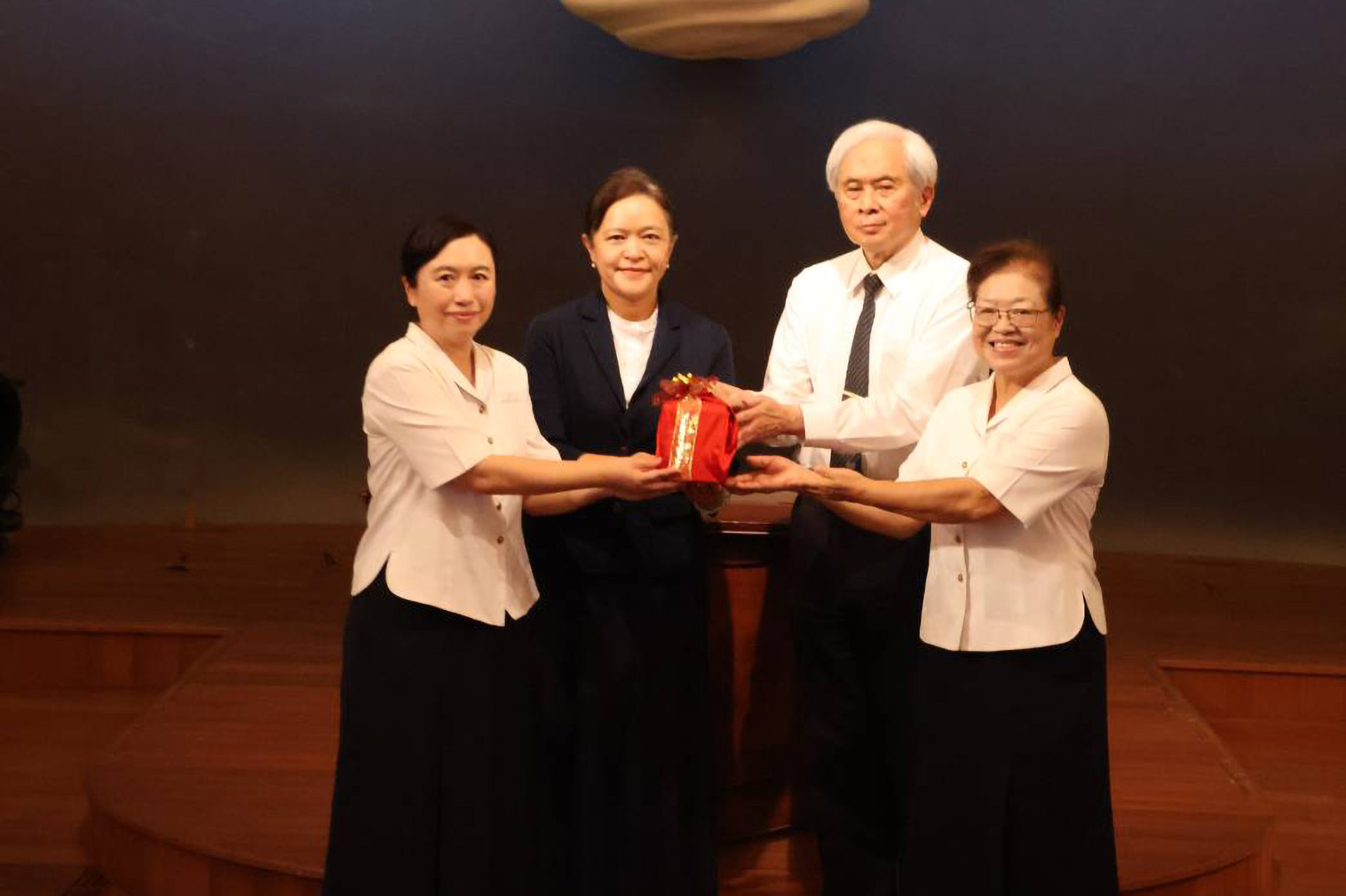 在王本榮執行長及慈大劉怡均校長監交下，玲惠校長將象徵責任的印信與祝福，交到廖逸貞校長手上