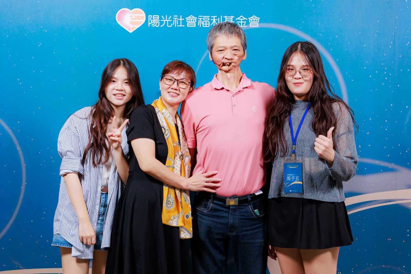 得獎人周子玄(右一)全家合照