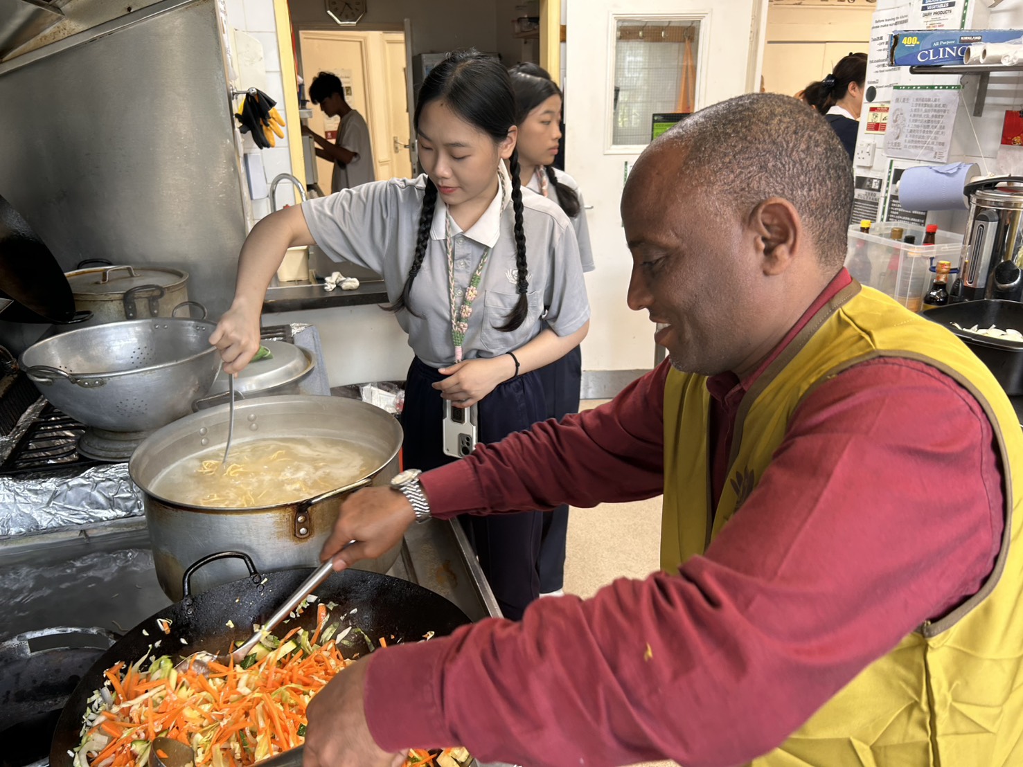 協助為街友準備熱食