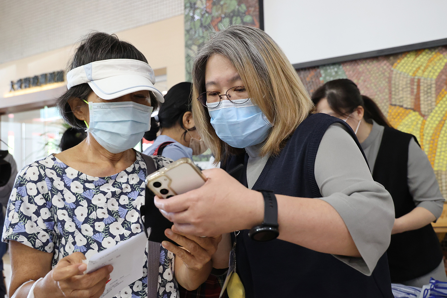 醫事室醫事服務組組長謝佩玲(右)表示，詐騙事件頻傳，APP整合民眾就醫所需各項功能，降低民眾點選其他網頁被騙的風險。