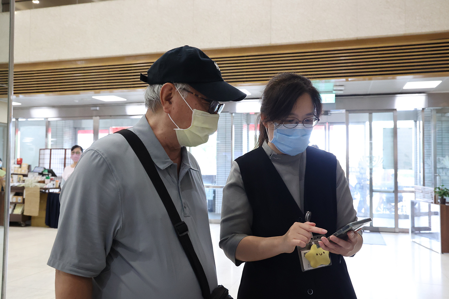 醫事室門診組股長張家琪(右)也提到，透過APP住院服務功能，病人只需連上院內Wi-Fi，即可在手機上完成預約與報到，接著可直接前往病房護理站即可，免去等待時間更便利。